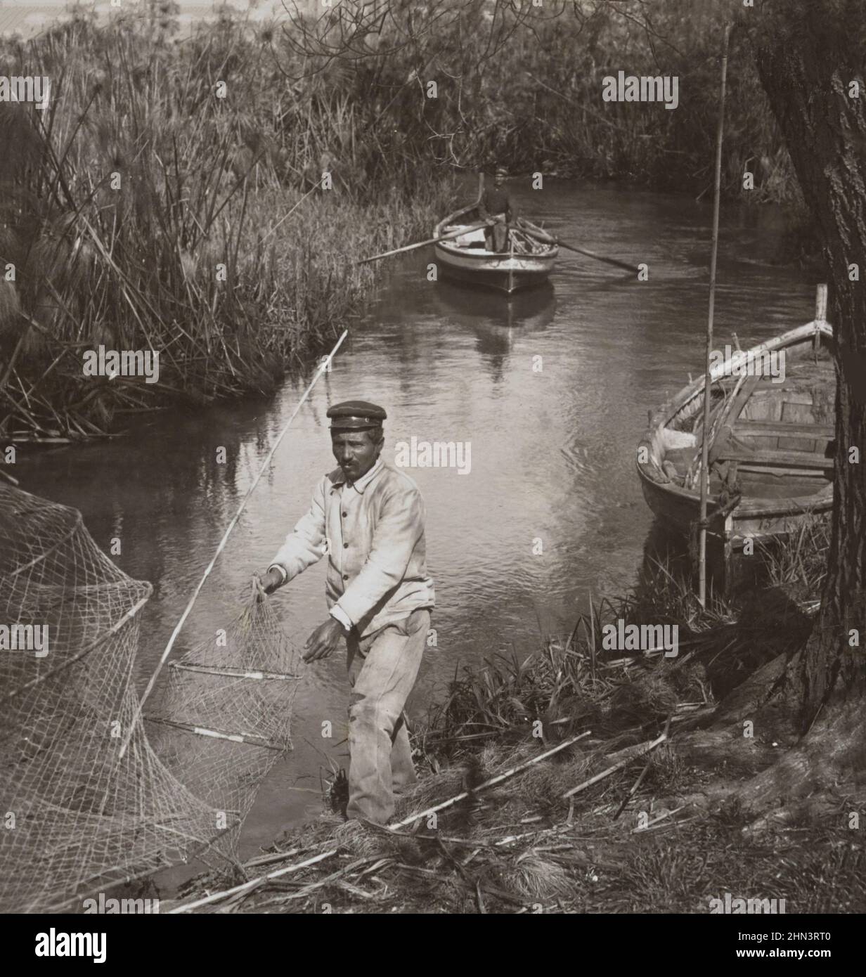 Photo d'époque de la pêche dans le papyrus bordé de la rivière Cyane. Syracuse, Sicile. 1907 Banque D'Images