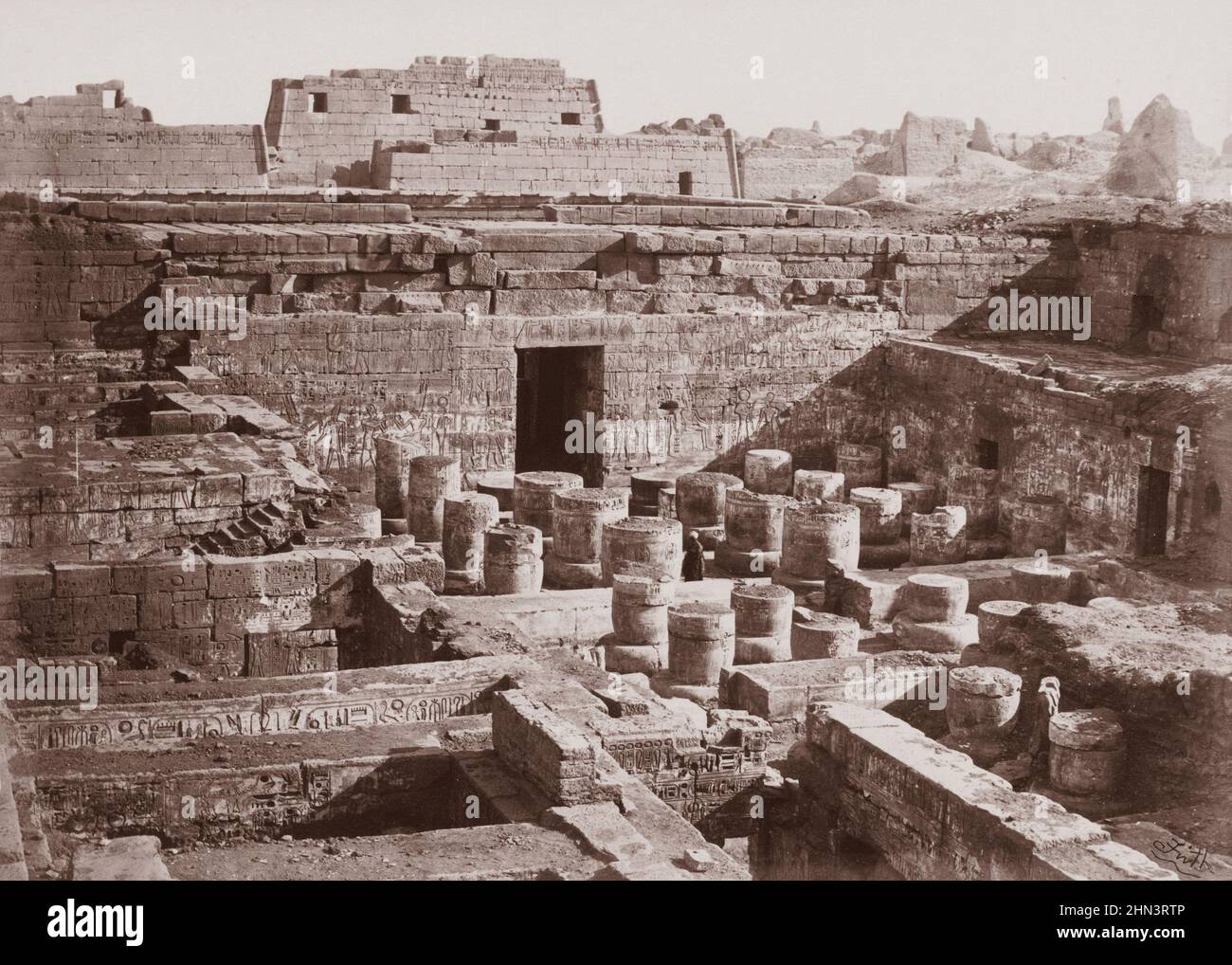 Photo d'époque de l'intérieur du Temple de Medinet Habu (Temple de Ramesses III). Thèbes. Égypte. Par Francis Frith. 1850s Banque D'Images