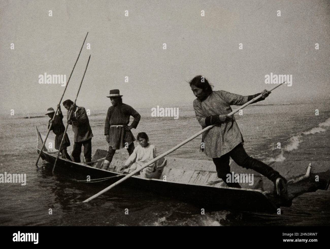 De l'expédition au Kamchatka et aux îles du Commandant par le célèbre naturaliste et médecin polonais. Benedykt Dybowski un bateau oblong en bois, sur le Whic Banque D'Images