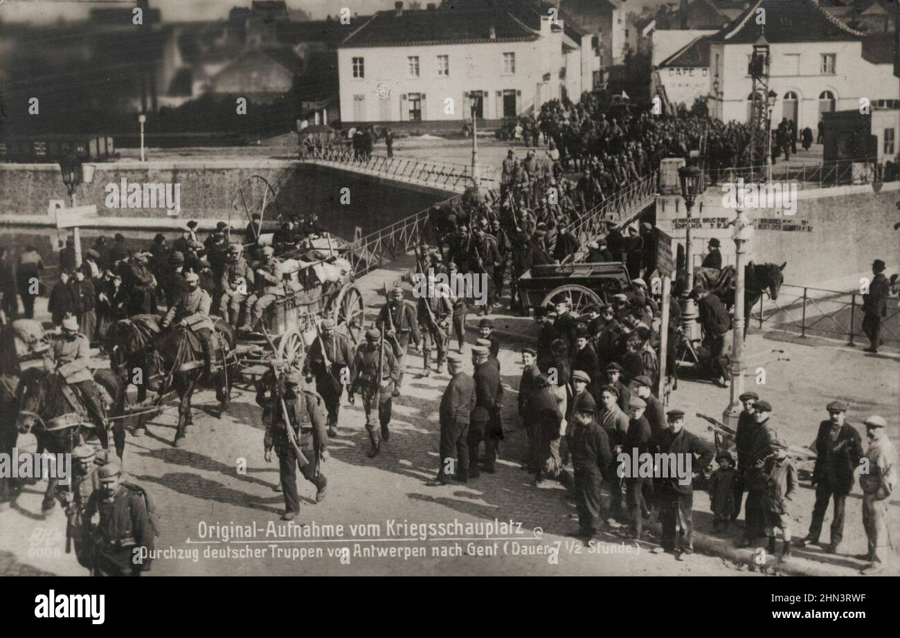 Cartes postales anciennes de la première Guerre mondiale. Passage des troupes allemandes d'Anvers à Gand (durée 7,5 heures). 1914-1918 Banque D'Images