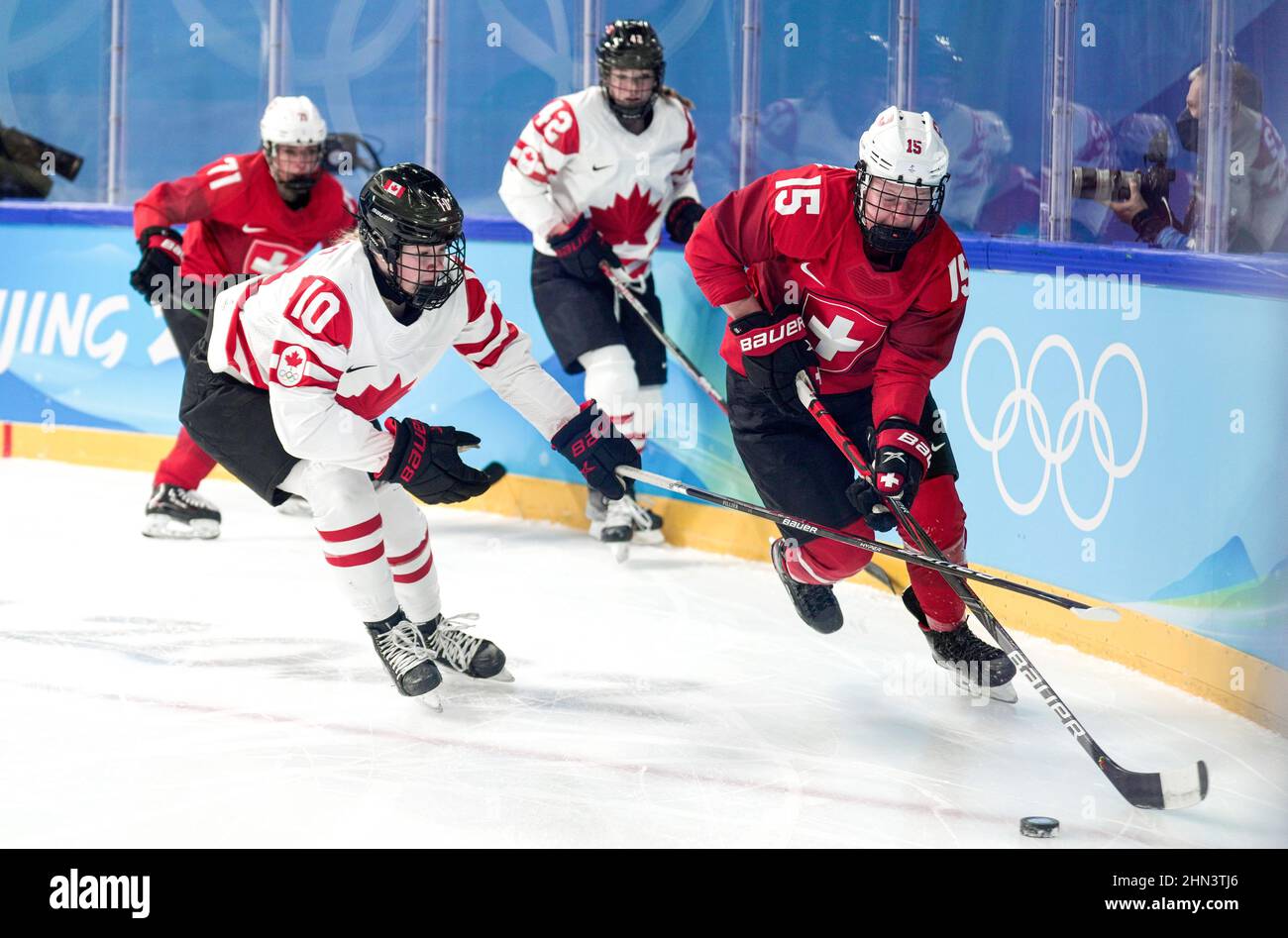 Pékin, Chine. 14th févr. 2022. Sarah Fillier (L, avant) du Canada rivalise avec Laura Zimmermann (R, avant) de Suisse pendant la demi-finale féminine de hockey sur glace entre le Canada et la Suisse au Wukesong Sports Centre de Beijing, capitale de la Chine, le 14 février 2022. Crédit: Wang Fei/Xinhua/Alay Live News Banque D'Images