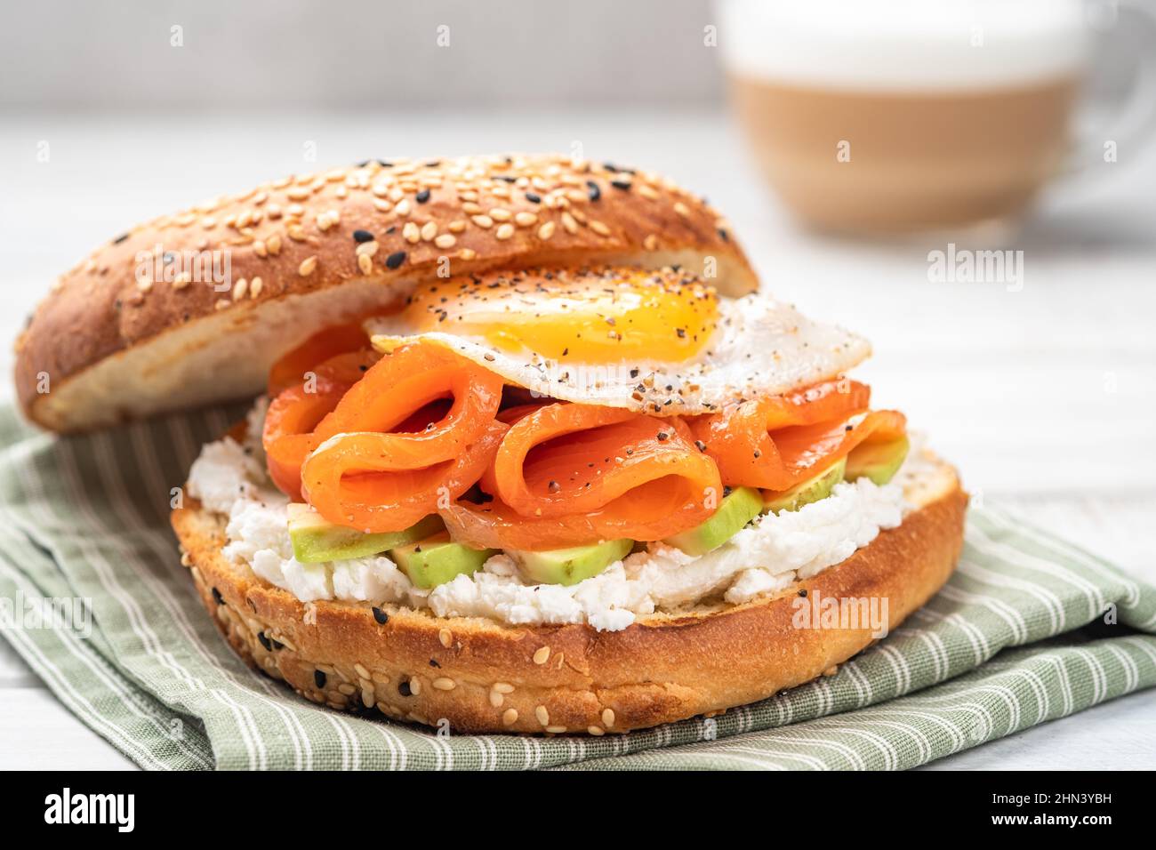 Sandwich au bagel avec saumon fumé, fromage à la crème, avocat et œuf. Banque D'Images