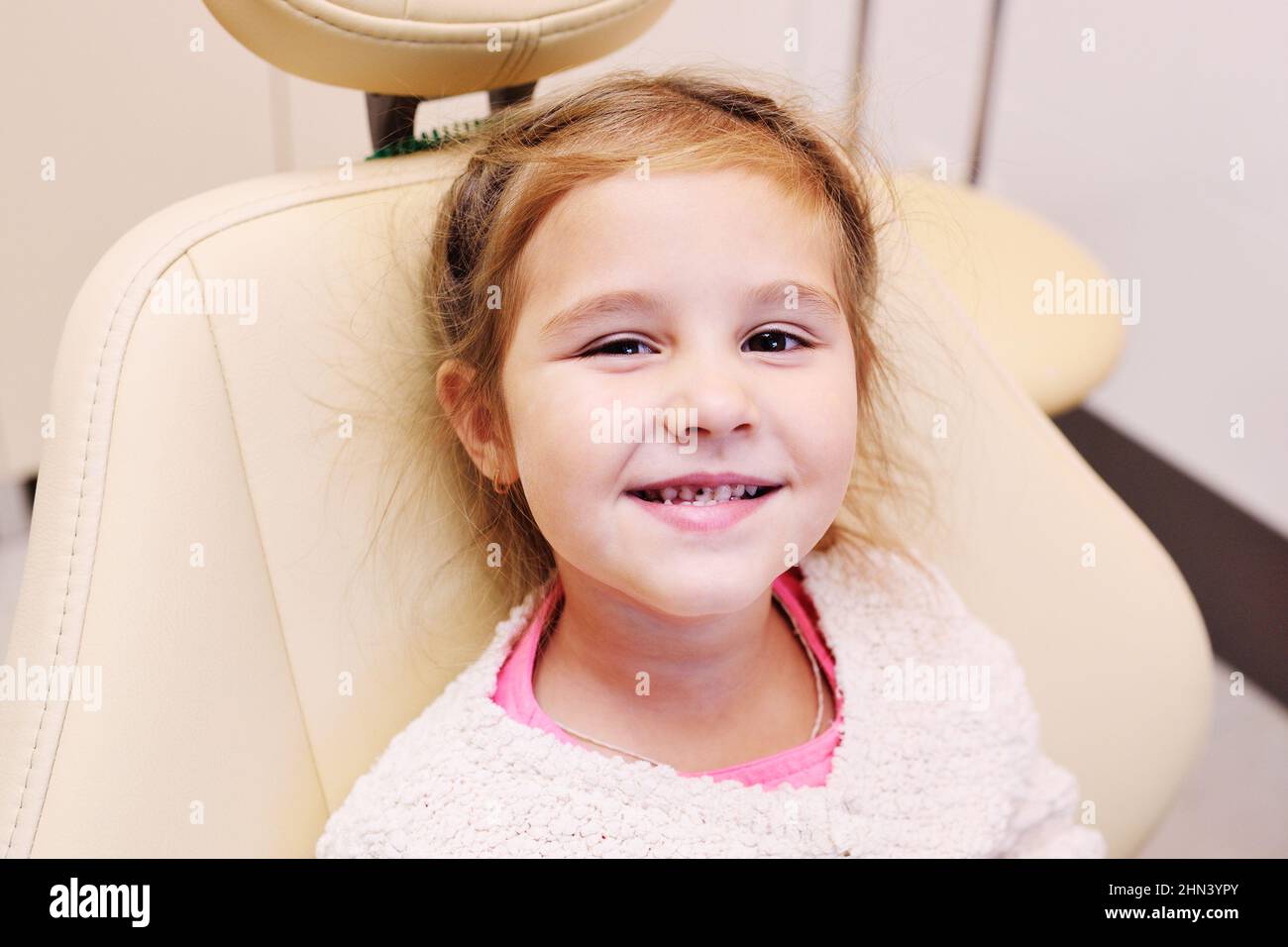 petite fille de bébé avec caries dentaires sur les dents dans la chaise dentaire Banque D'Images