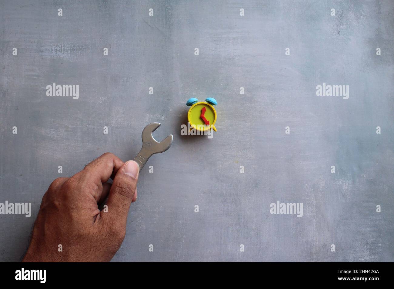 Concept de maintenance et de support technique. Vue en plan du réveil et de la clé de maintien. Banque D'Images