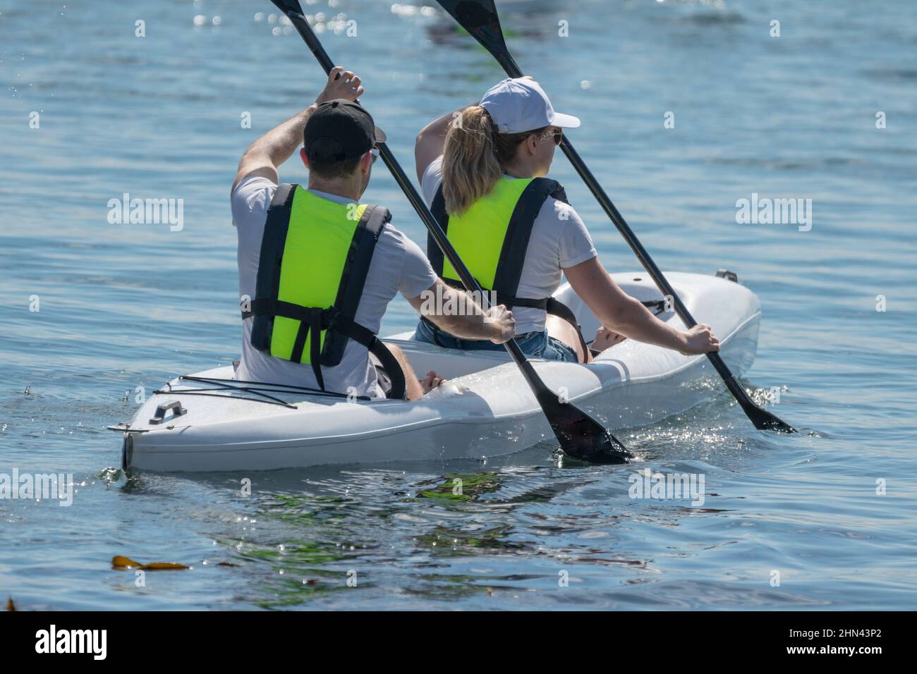Kayak de mer, couple dans un kayak sur l'océan concept de loisirs ou d'activité récréative en vacances ou en vacances au Cap, Afrique du Sud Banque D'Images