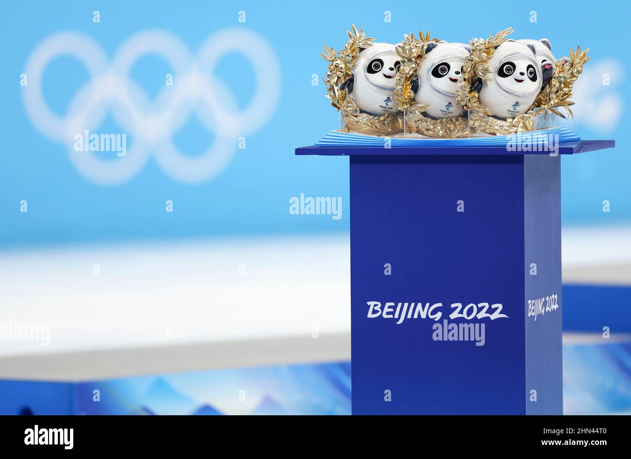 Pékin, Chine. 14th févr. 2022. Photo prise le 14 février 2022 montre les mascottes des Jeux Olympiques d'hiver de 2022 à Beijing Bing Dwen Dwen devant être décernées à des athlètes gagnants de la danse libre sur glace de patinage artistique au stade Capital Indoor de Beijing. Credit: LAN Hongguang/Xinhua/Alay Live News Banque D'Images