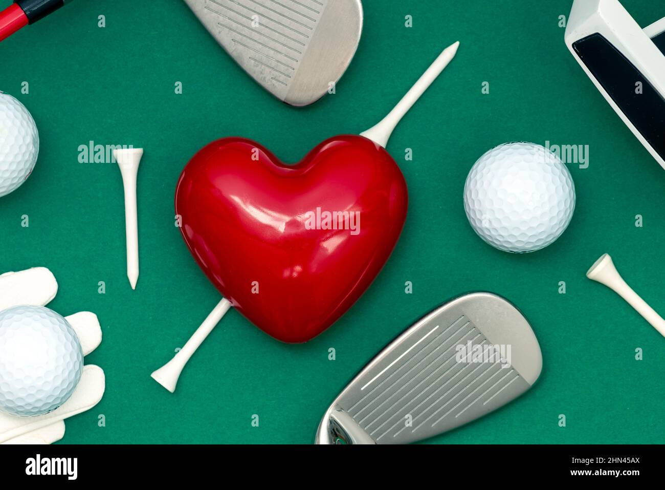 J'aime le concept de golf avec balle de golf et coeur et tee sur le vert Banque D'Images