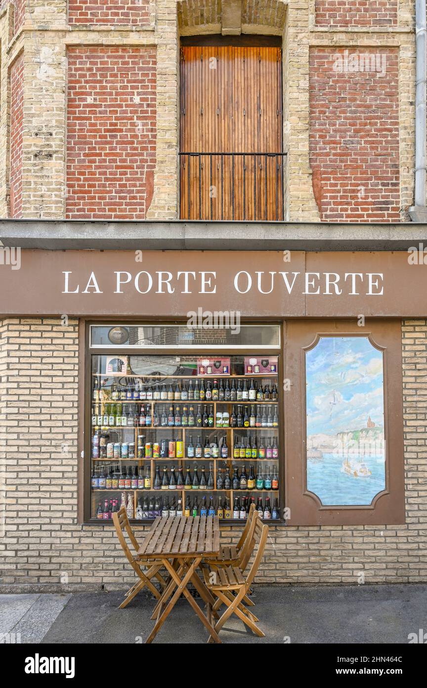 La porte ouverte est un magasin de bière artisanale populaire à Dieppe, en France Banque D'Images