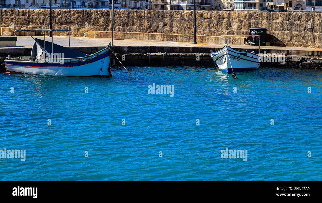 Bateaux de pêche dans le port de Marsalforn en hiver. Banque D'Images