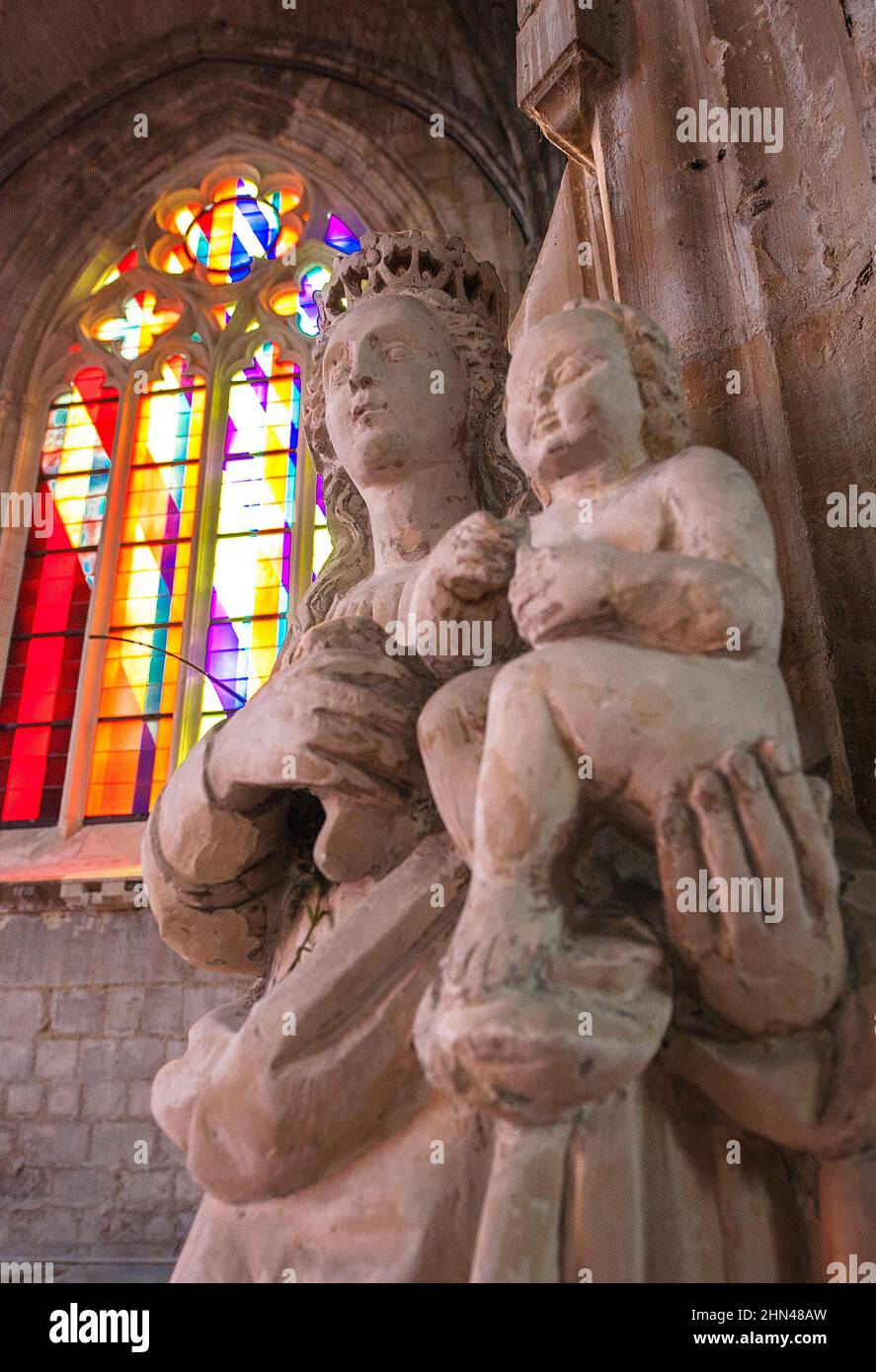 Les vitraux contemporains de l'église Saint-Martin ont été fabriqués par Bernard Piffaretti pour l'église principale de Harfleur, Normandie, Franc Banque D'Images