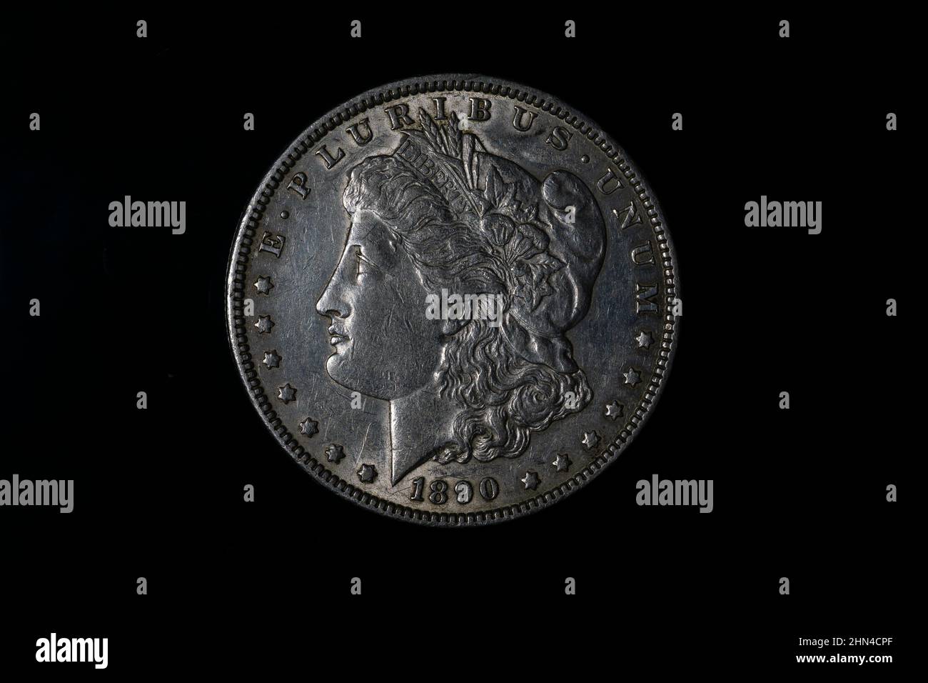 US Morgan Liberty Dollar 1890 fond noir isolé Banque D'Images