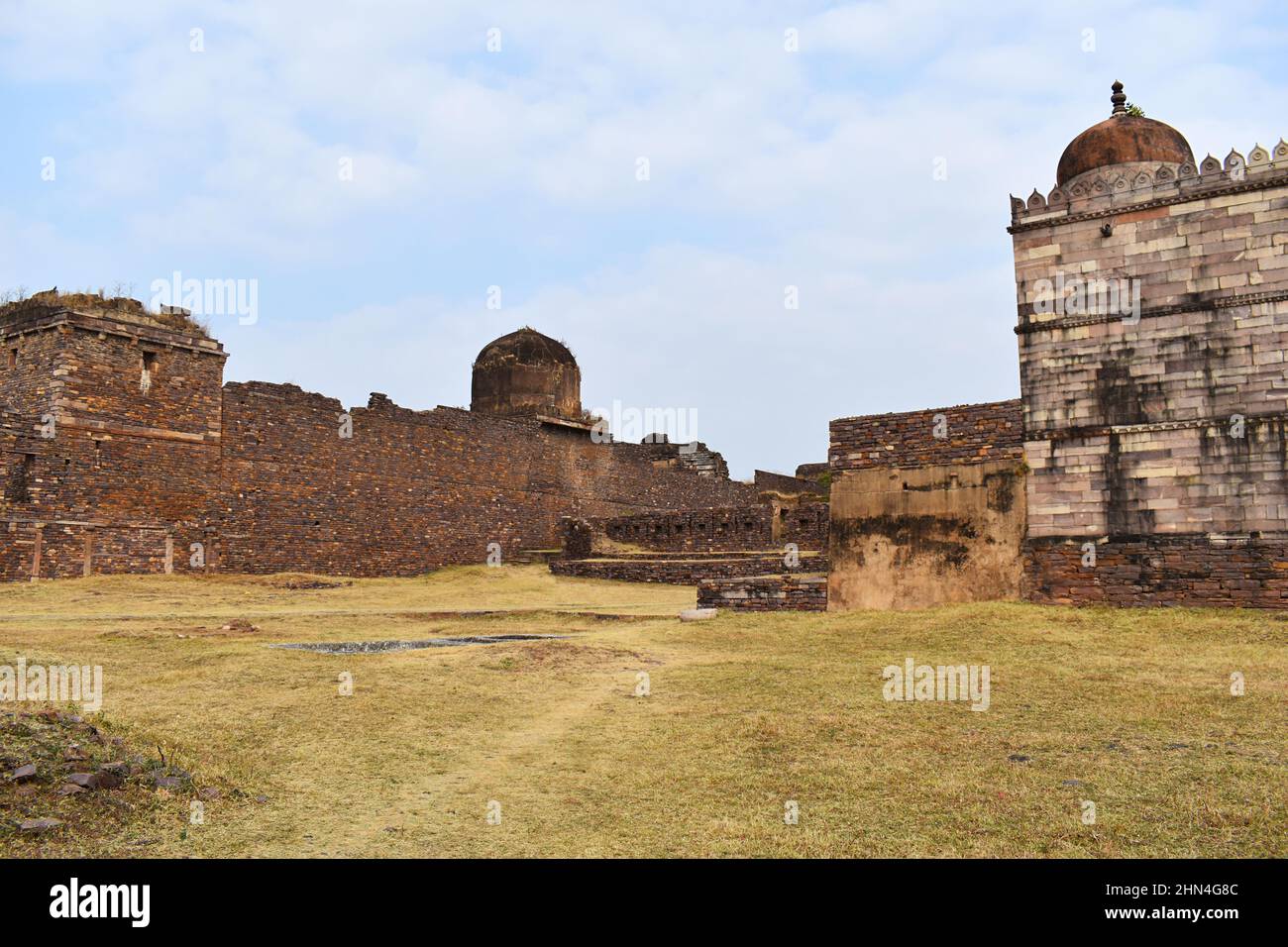 Chemin et vue arrière de Badal Mahal et Baradari à Raisen fort, fort a été construit-en 11th siècle après J.-C., Madhya Pradesh, Inde. Banque D'Images