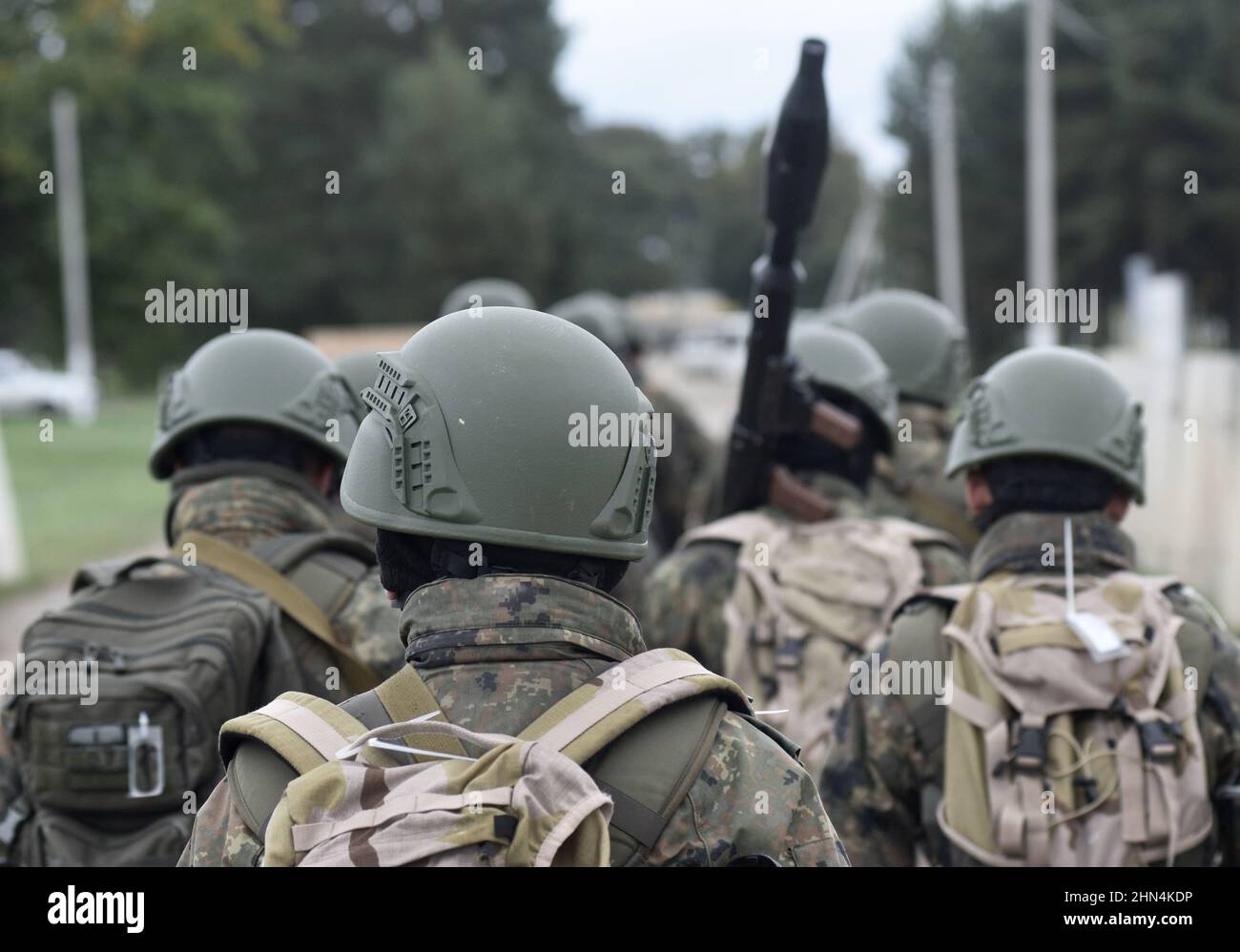Soldats avec lance-grenade antichar depuis l'arrière. Banque D'Images