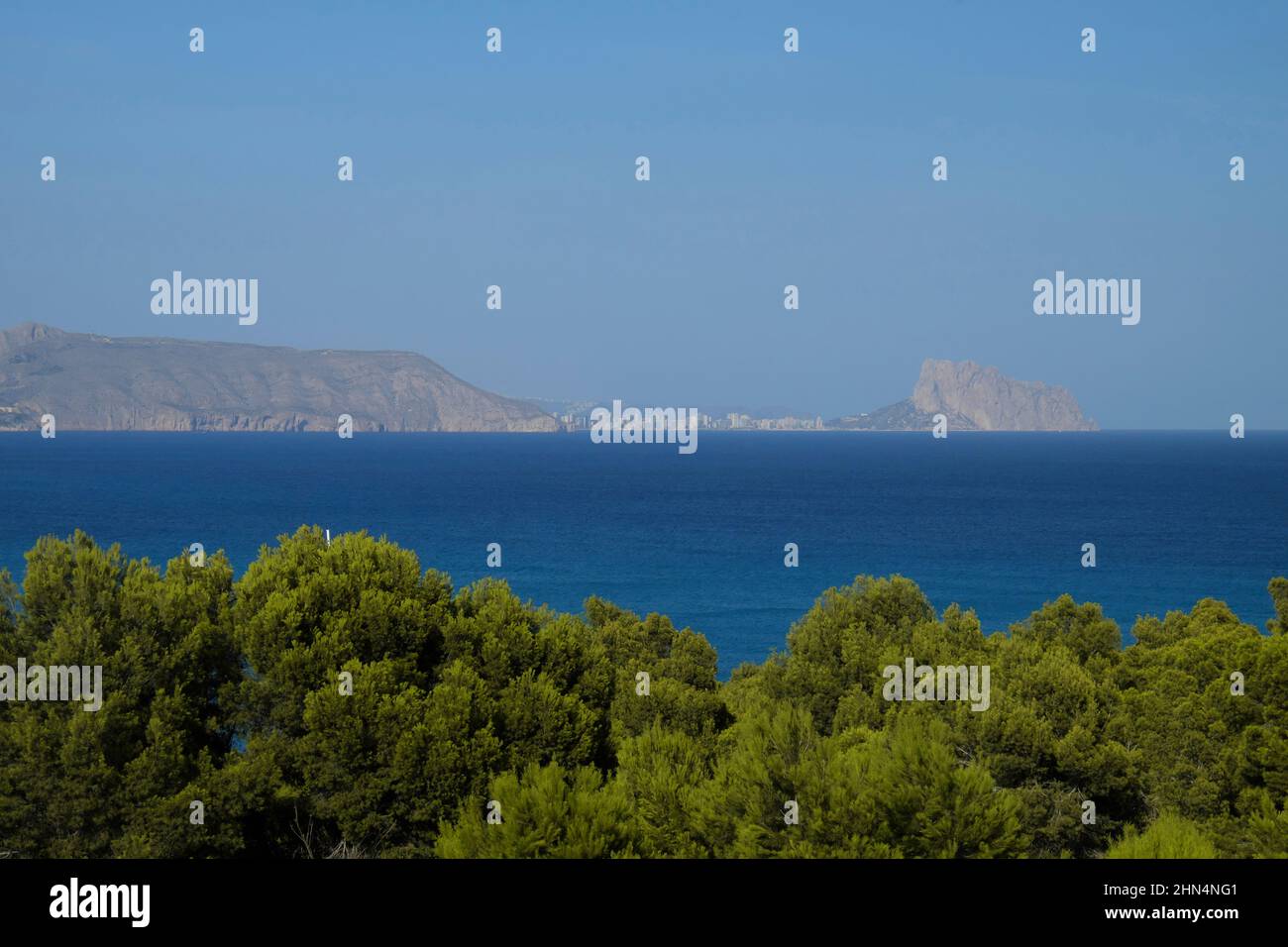 Vue sur la côte de Calpe depuis la ville d'Altea (Alicante), Communauté Valencienne. Espagne. Banque D'Images