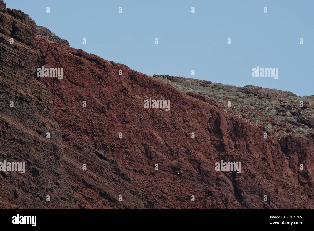 Le paysage volcanique de la plage rouge de Santorini en Grèce Banque D'Images