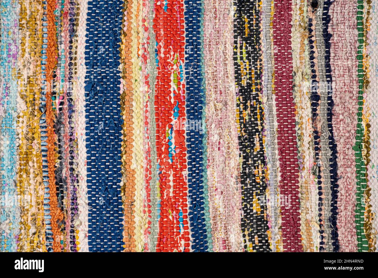 Gros plan sur un tapis traditionnel et coloré fait à la main et fabriqué à partir de matériaux recyclés. Photo de haute qualité Banque D'Images