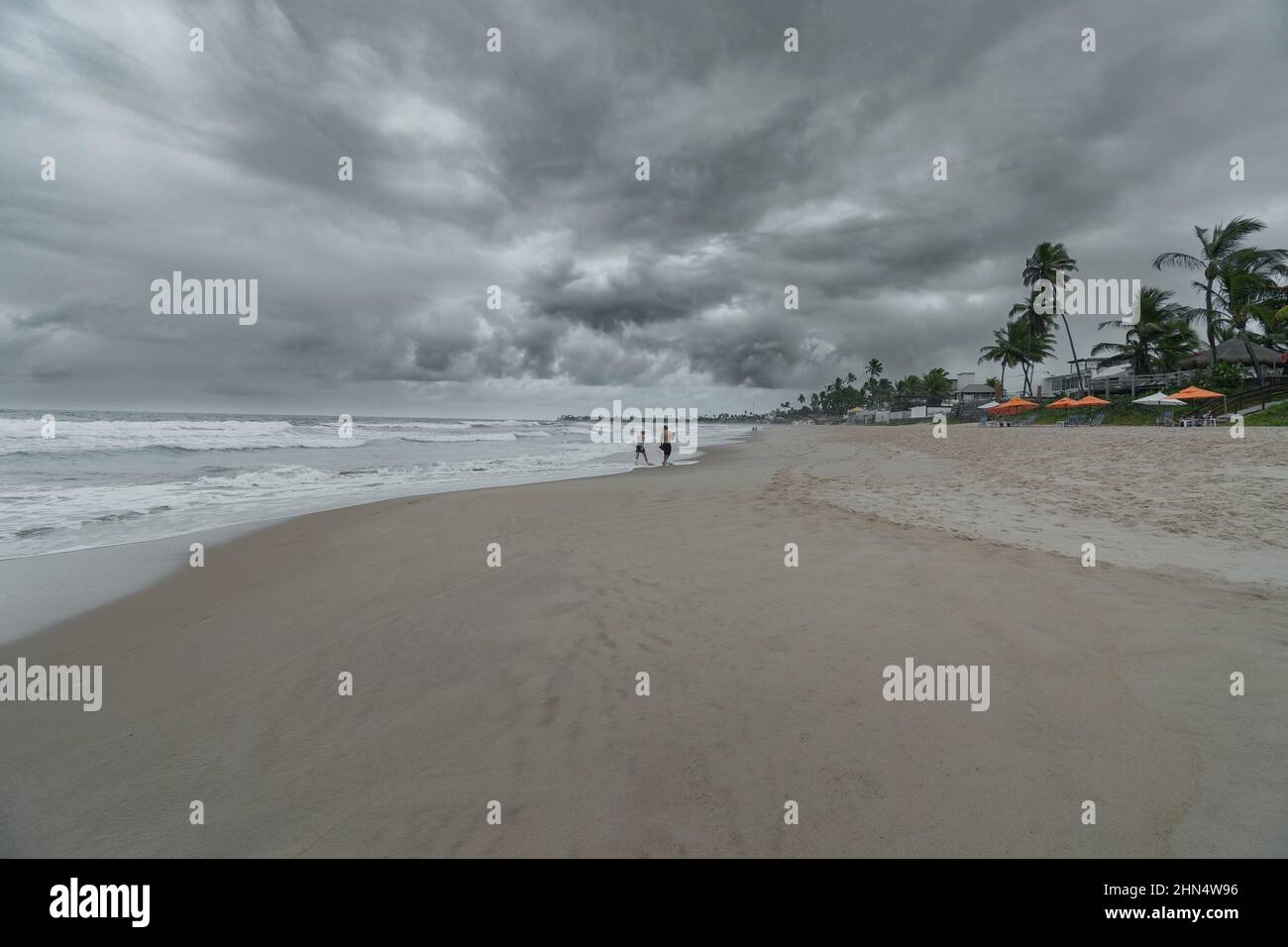Journée sur la plage avec prévisions de pluie, nuages lourds et mauvais temps. Photo à la plage de Porto de Galinhas. Banque D'Images