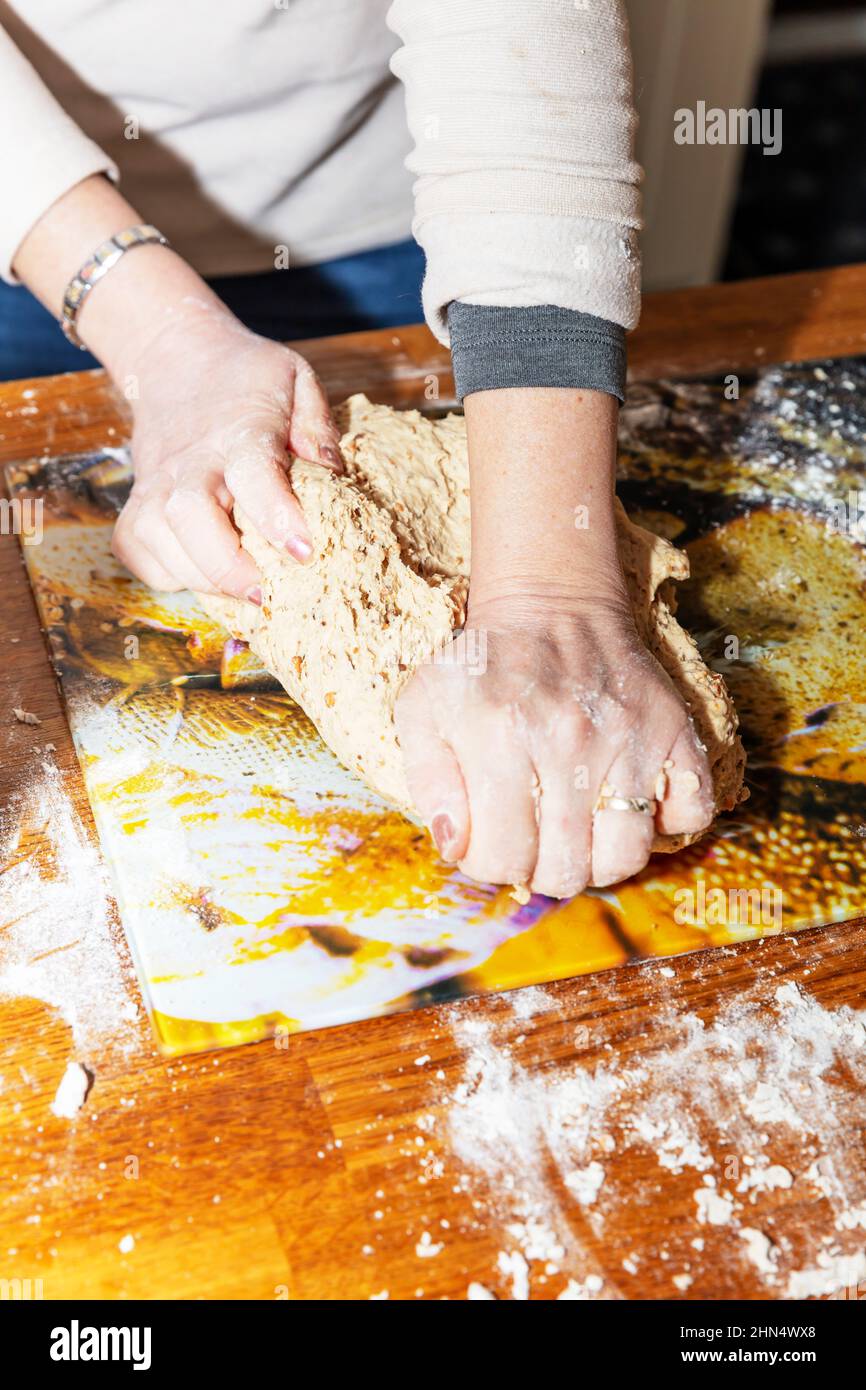 fabrication de pain,cuisson à la maison, pétrissage de la pâte,cuisson,fabrication de pain,pain fait maison,pâte à pain,pétrissage,pâte,pain,maison,temps durs,fait à la main,pain, Banque D'Images