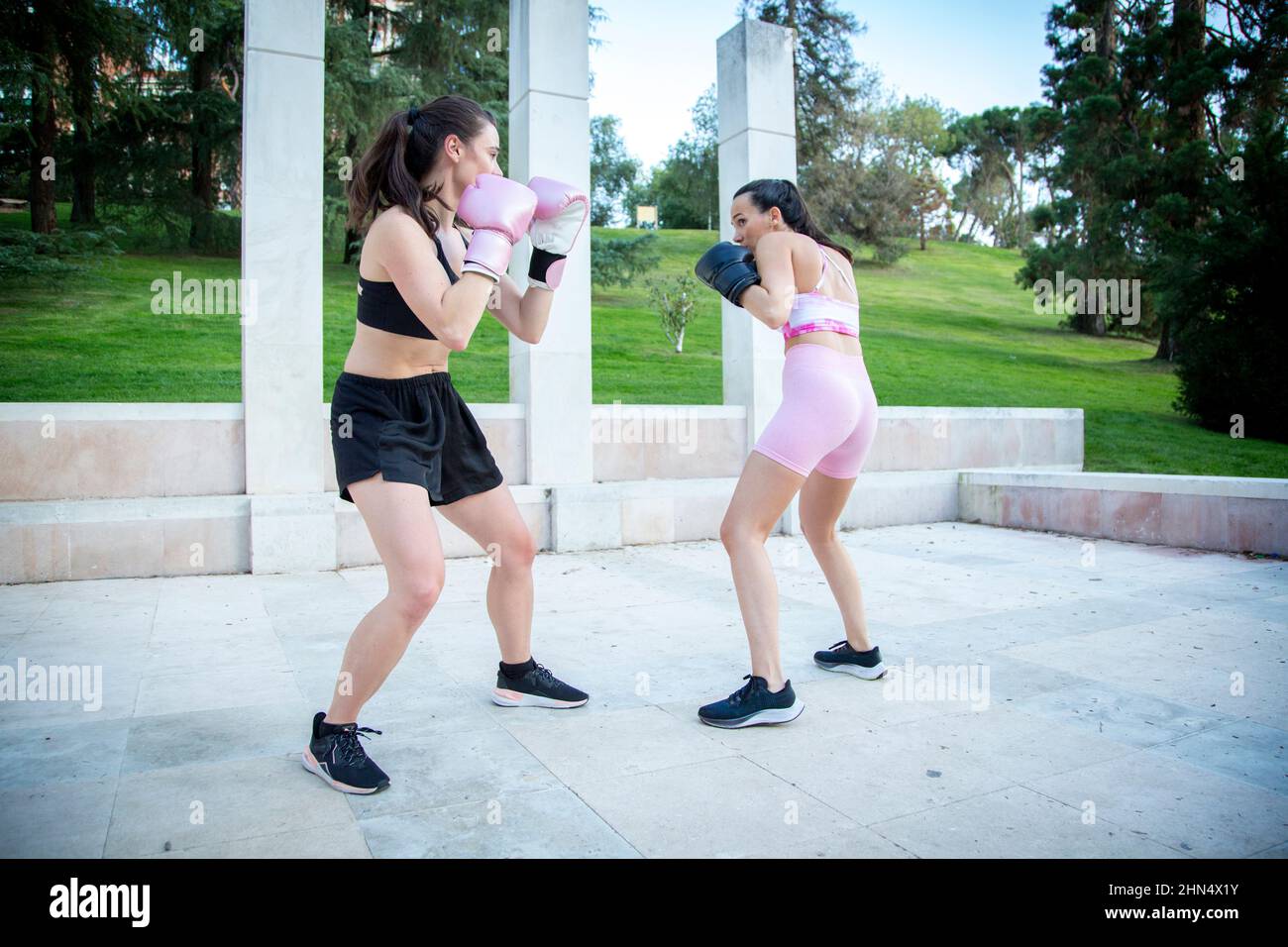 une paire de deux jeunes femmes pratiquant la condition physique et la boxe Banque D'Images
