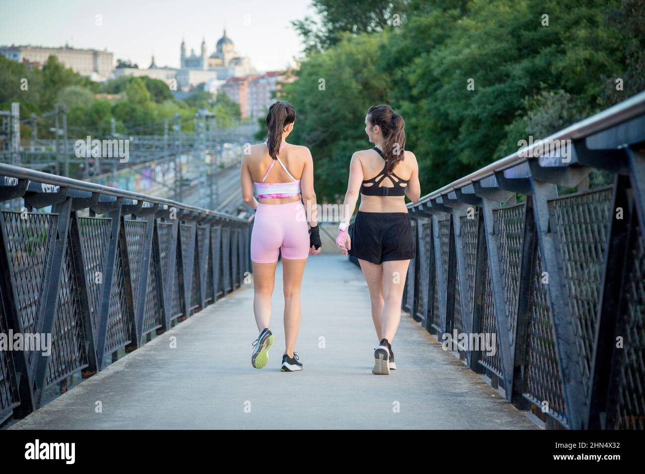 paire de jeunes femmes marchant dans des vêtements de sport Banque D'Images
