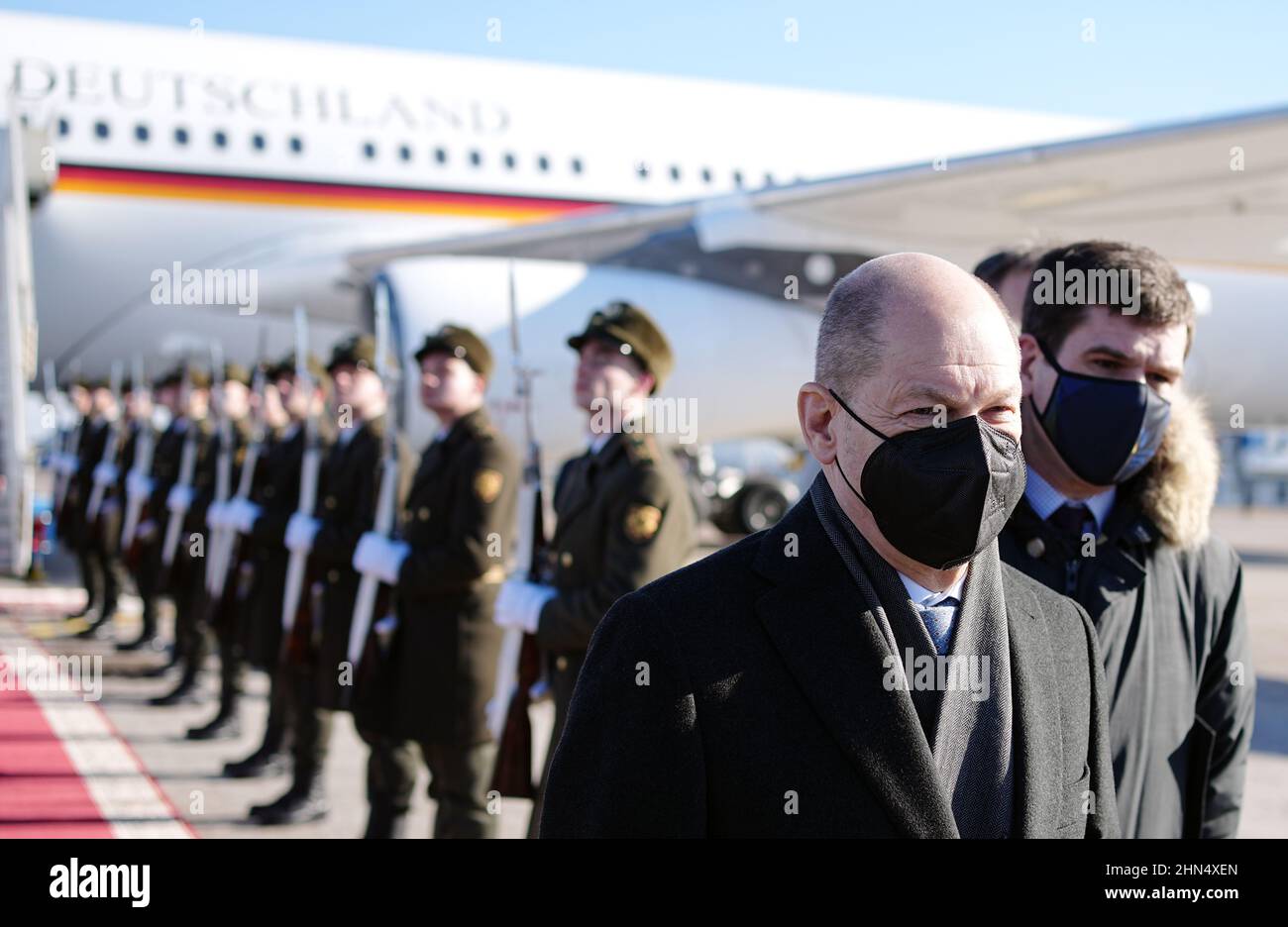 Berlin, Allemagne. 14th févr. 2022. Le chancelier allemand OLAF Scholz (SPD) quitte l'Airbus A340 de la Force aérienne à son arrivée. Scholz rencontrera le président ukrainien Selenskyj pour des discussions sur la crise ukrainienne. En termes purement formels, c'est sa visite inaugurale en tant que chancelier. Credit: Kay Nietfeld/dpa/Alay Live News Banque D'Images