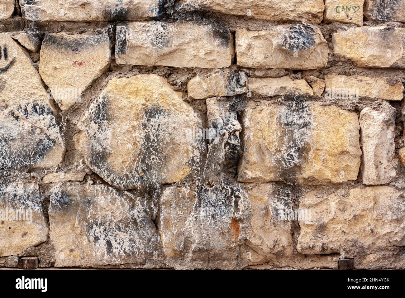 Mur fait de vieilles pierres et blocs de différentes tailles sur mortier de ciment. Banque D'Images