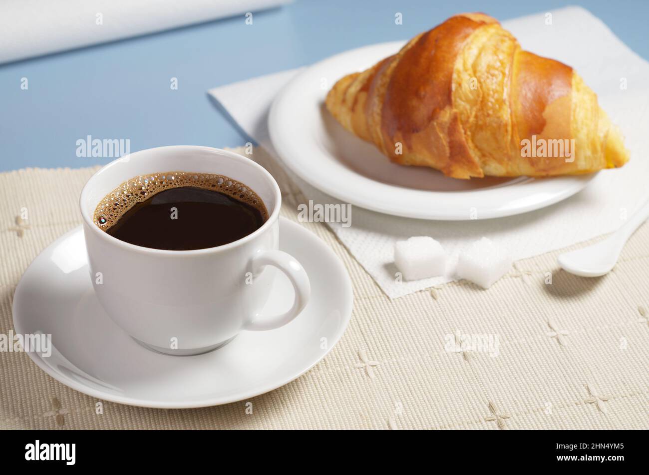 Tasse de café avec croissant sur la table. Thème petit déjeuner Banque D'Images