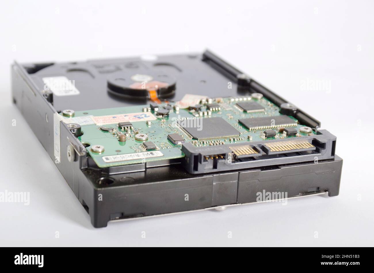 Stockage de données disque dur SATA 3,5 pouces, sur fond blanc Banque D'Images