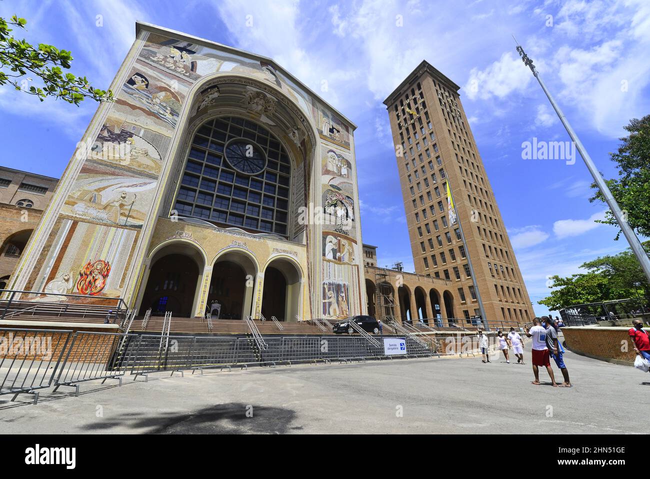 La façade imponente de la basilique de la cathédrale du sanctuaire national de notre-Dame d'Aparecida, une importante basilique catholique romaine à Aparecida, au Brésil Banque D'Images