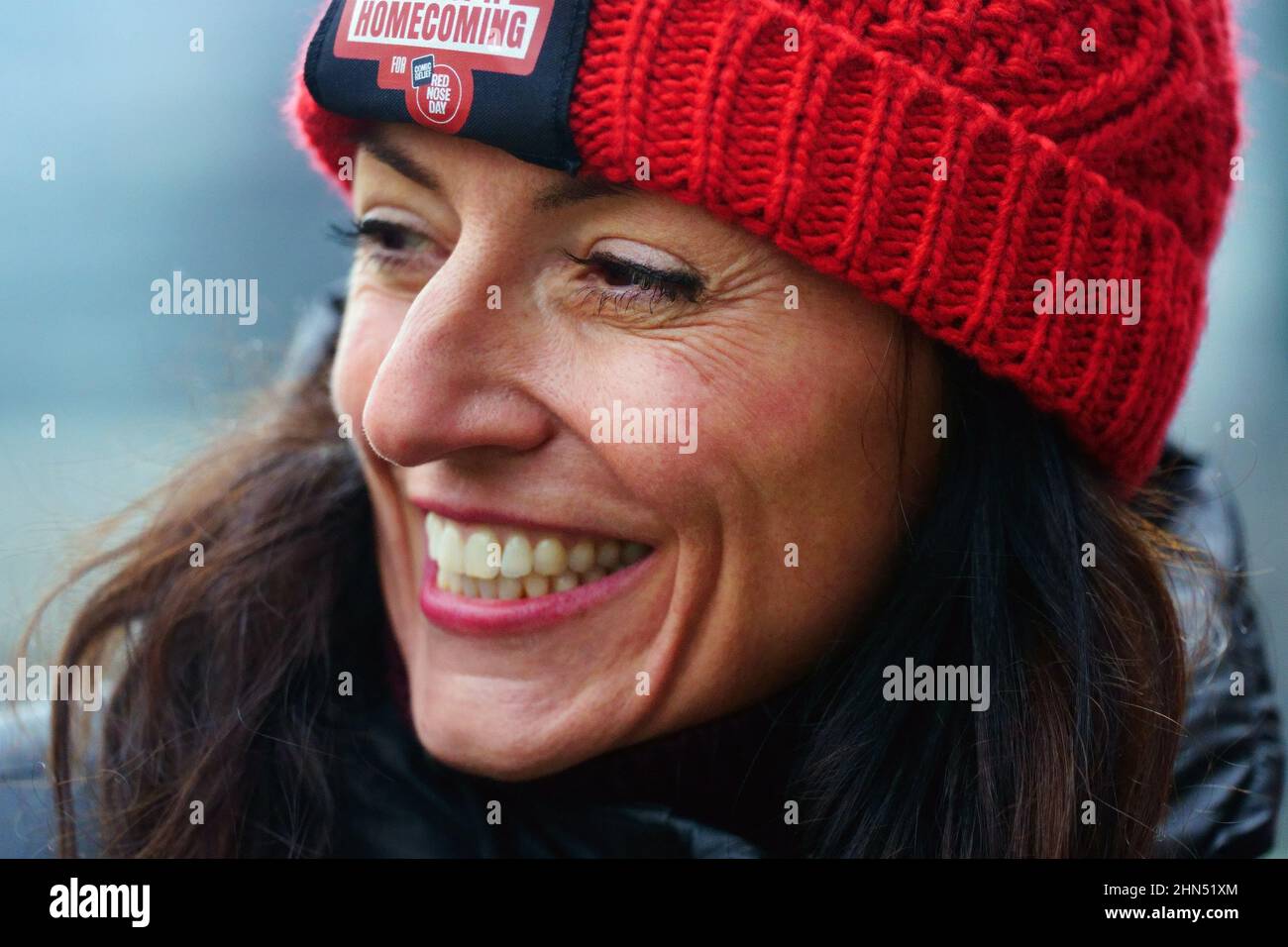 Davina McCall, présentatrice à la télévision, est à la ligne de départ du plongeur olympique Tom Daley à vélo de la Tour de Londres lors de son défi Comic relief, un voyage éprouvant au centre aquatique de Londres à Stratford, dans l'est de Londres, où il a remporté sa première médaille olympique en 2012, À sa ville natale de Plymouth. Date de la photo: Lundi 14 février 2022. Banque D'Images