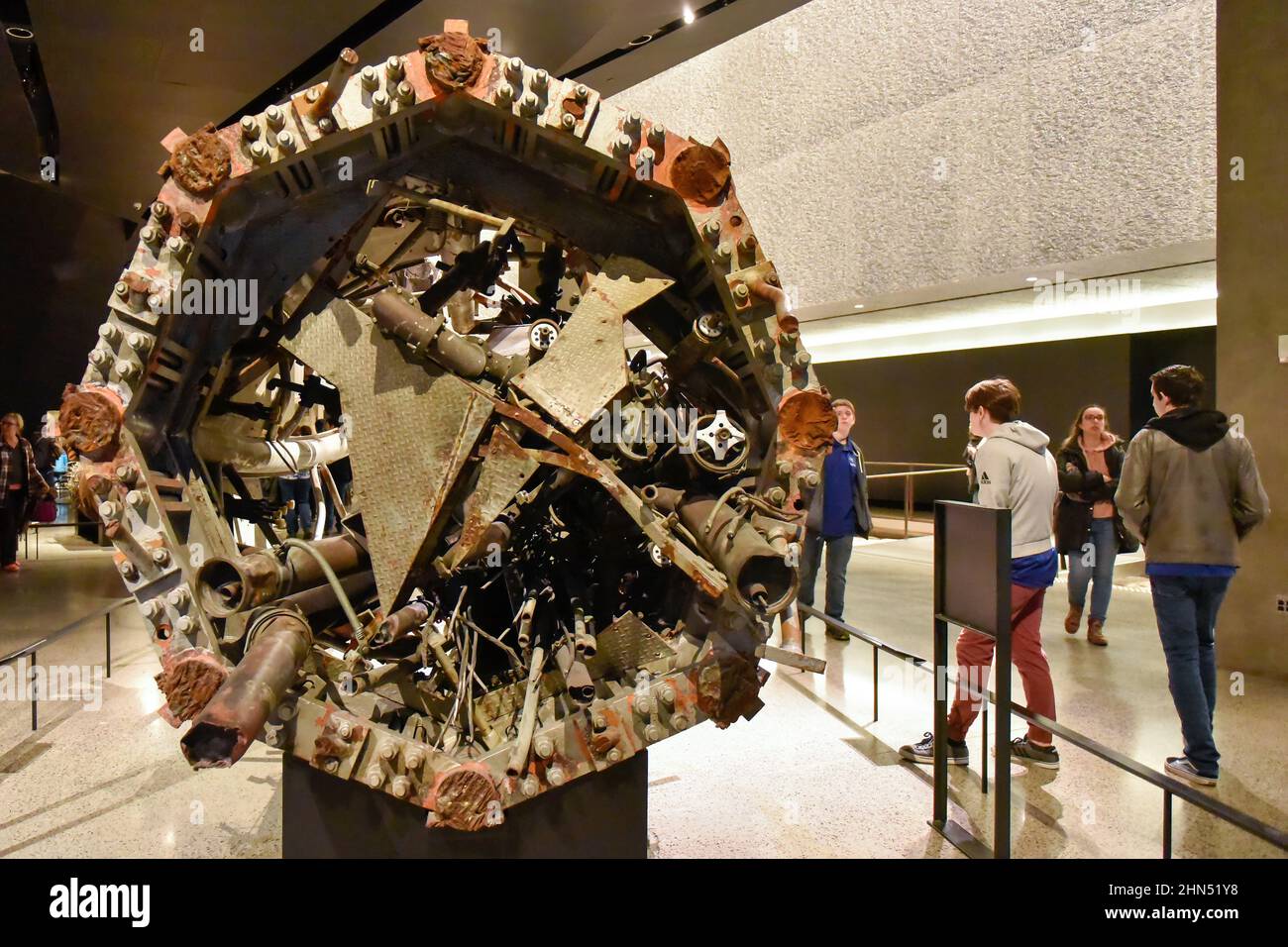 Vestiges ou vestiges d'une grande pièce métallique appartenant au World Trade Center qui a été récupérée après les attaques terroristes de 9/11 Banque D'Images