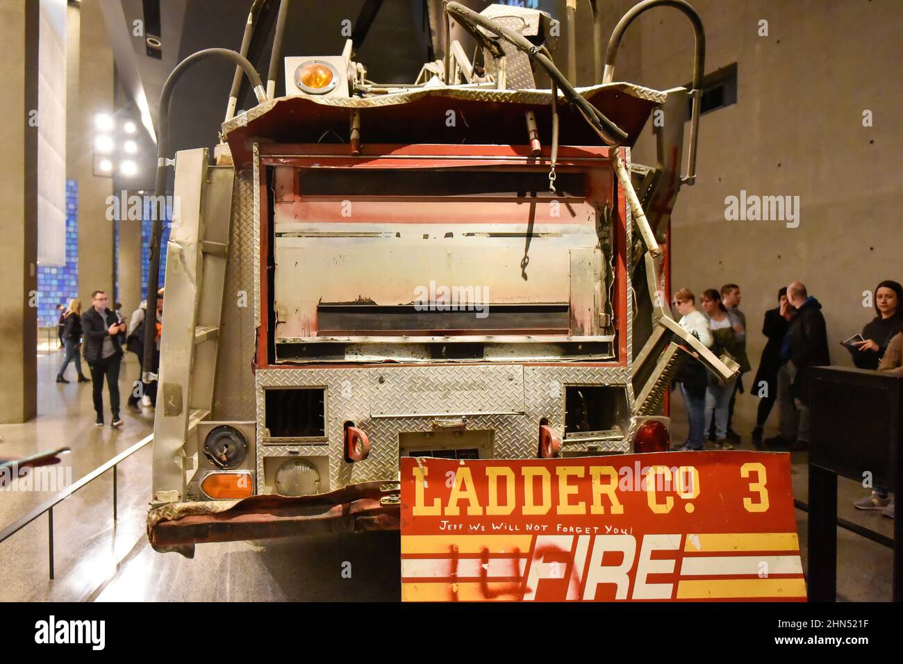 Camion de feu totalement détruit appartenant à l'échelle FDNY 3. Le véhicule historique a été récupéré sur le site du World Trade Centre après le 11 septembre 20 Banque D'Images