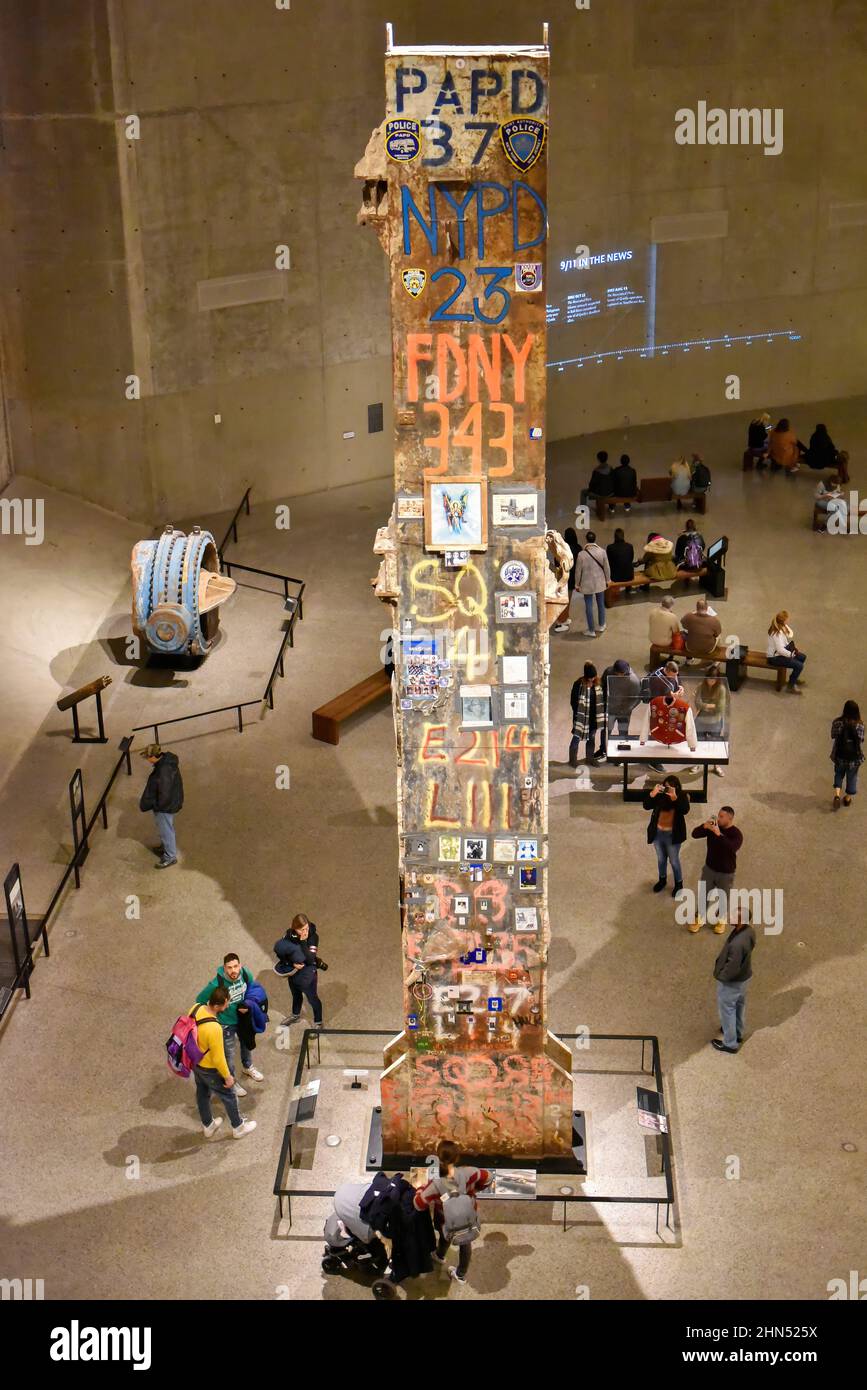 Touristes observant les marques d’hommage dans la dernière colonne qui se trouve au centre de la salle de fondation du Musée commémoratif du 9/11 Banque D'Images