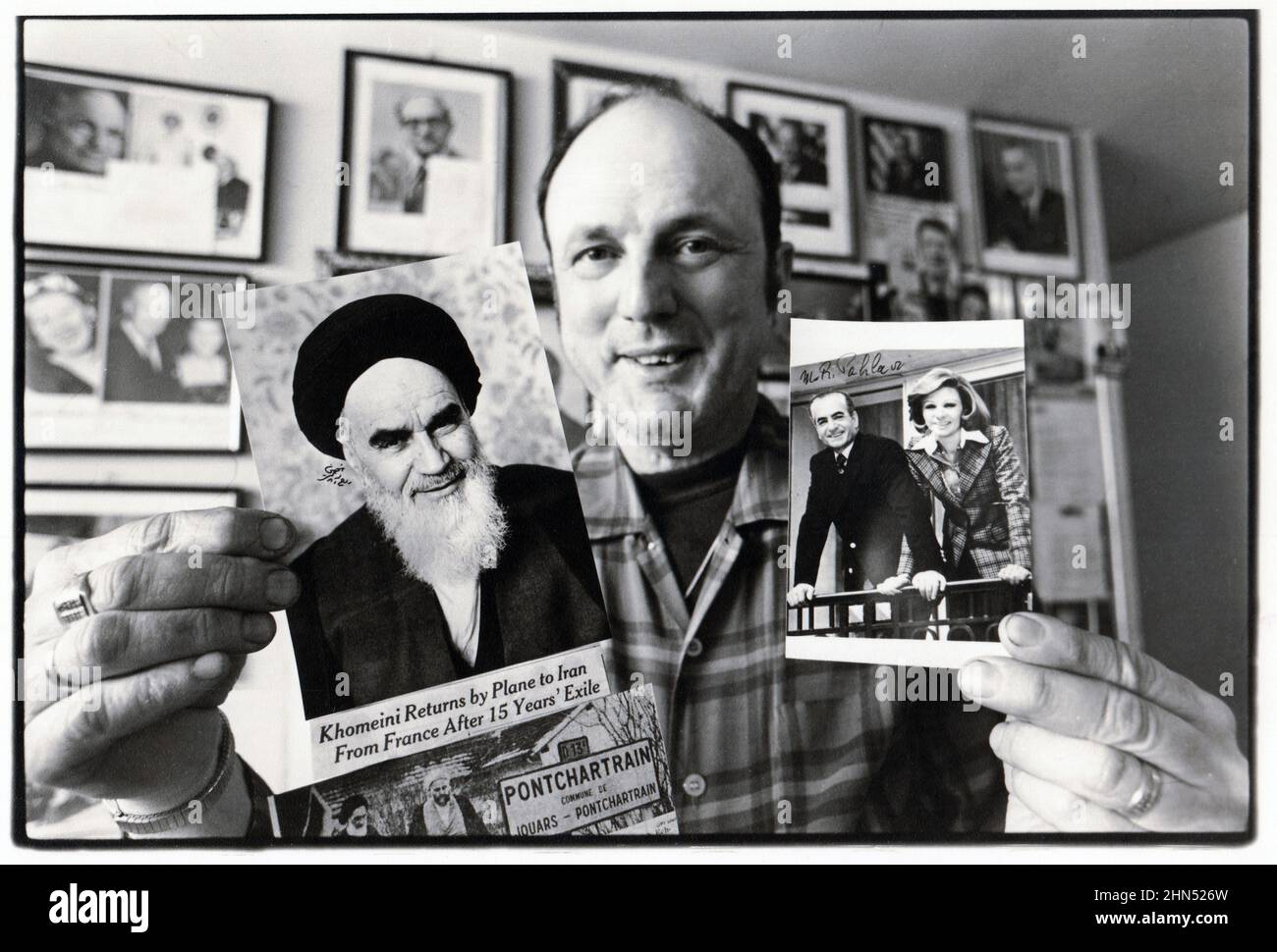 En 1981, un portrait du collectionneur d'autographes Lou Schlamowitz tenant des photos signées du Shah d'Iran et de l'ayatollah Khomeini. Dans sa maison de Brooklyn, New York. Banque D'Images