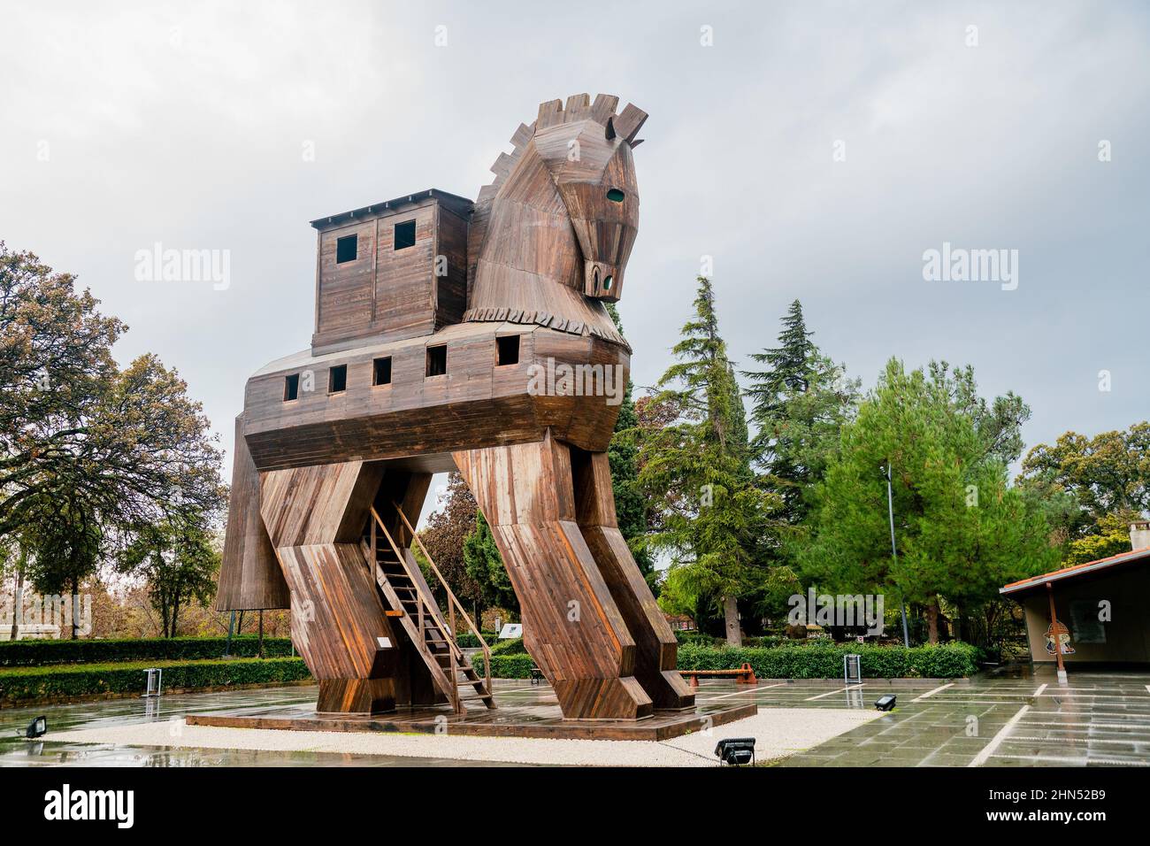 Statue de cheval de Troie. Un énorme cheval en bois. Attraction touristique Banque D'Images
