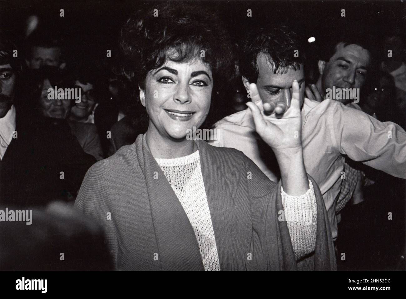 Elizabeth Taylor quitte le Lunt-Fontanne Theatre à Manhattan après une représentation de Private Lives. Richard Burton était sa co-star. À Manhattan, New York, 1983. Banque D'Images