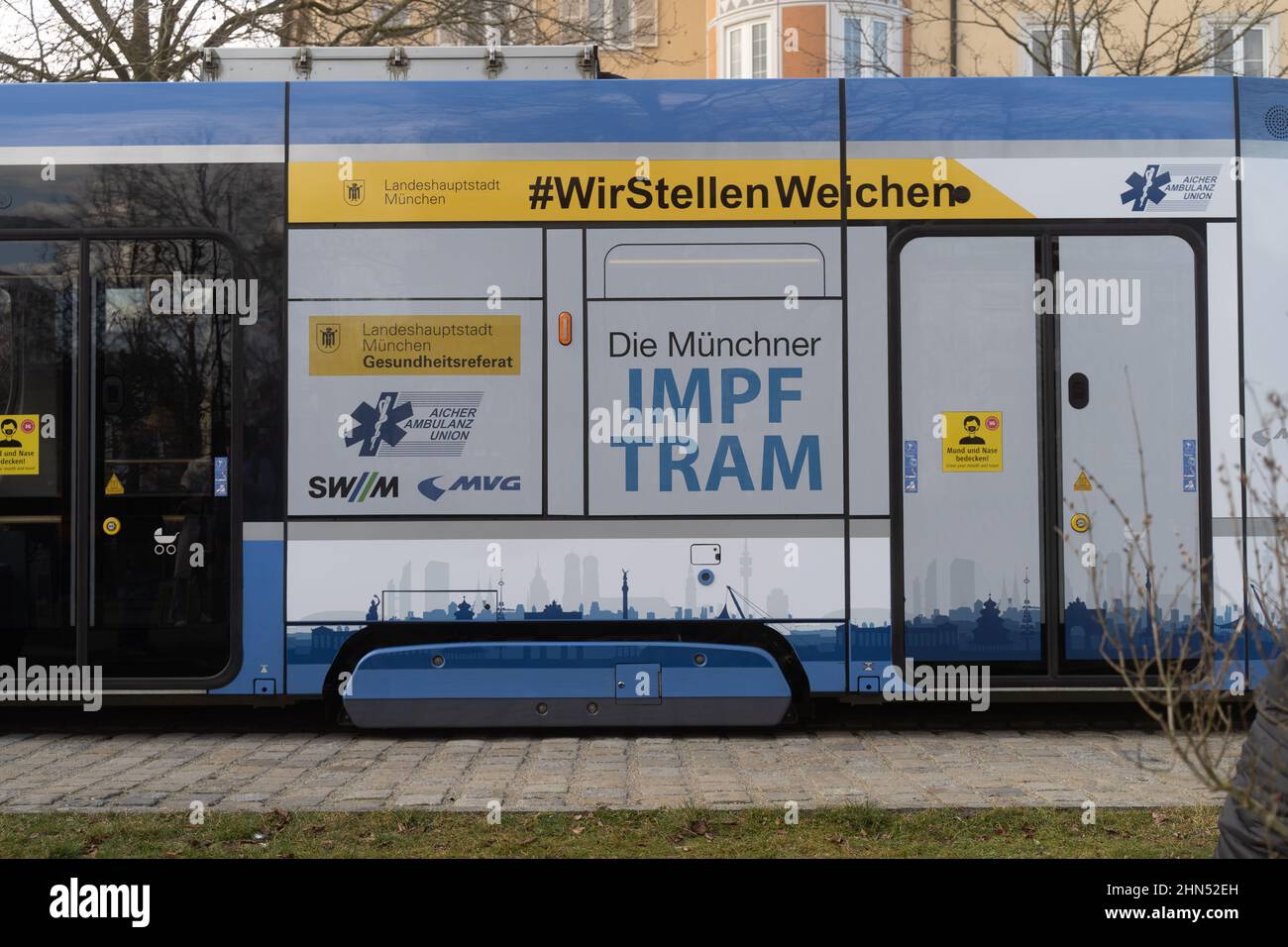 Munich, Allemagne. 14th févr. 2022. Le 14 février 2022, le tram de vaccination a été présenté à Munich. Les participants étaient le ministre d'État Klaus Holetschek, le maire Verena Dietel, Oliver Kahn et Beatrix Zurek. (Photo par Alexander Pohl/Sipa USA) crédit: SIPA USA/Alay Live News Banque D'Images