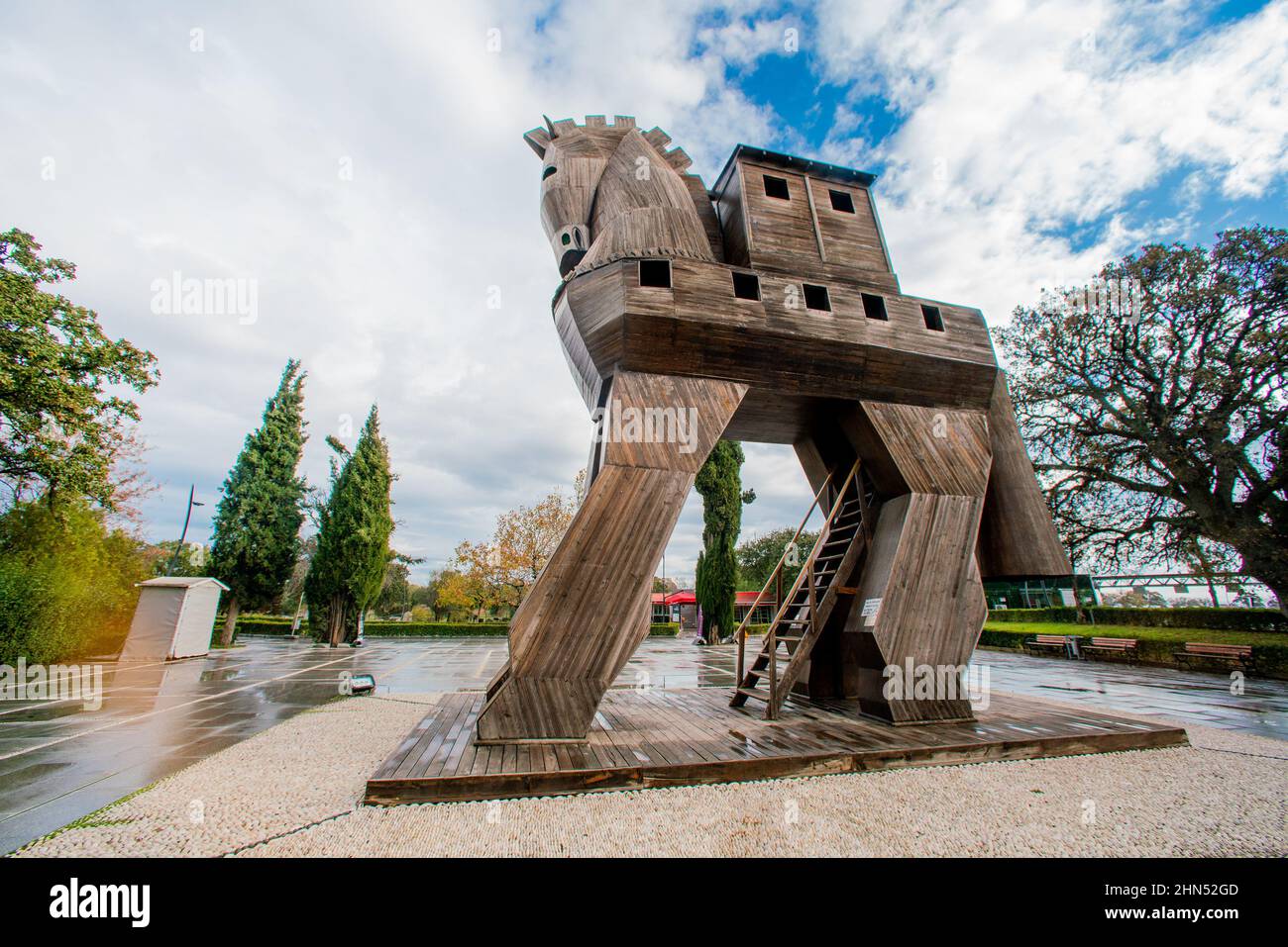 Statue de cheval de Troie. Attraction touristique. Un énorme cheval en bois. Banque D'Images