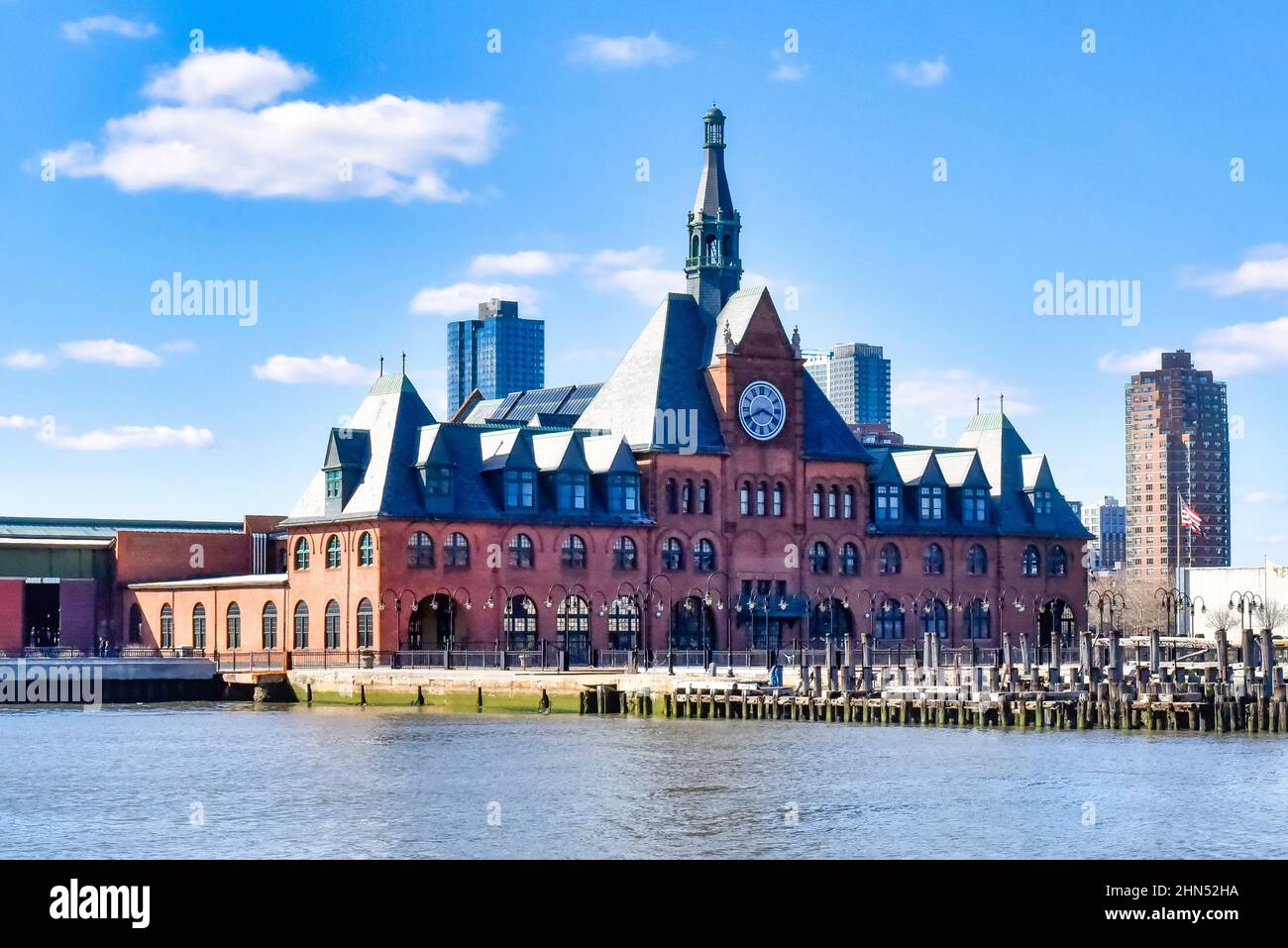 Bâtiment historique connu sous le nom de Communipaw terminal. C'est un bâtiment historique où partent les ferries pour Ellis Island et la Statue de la liberté. Banque D'Images