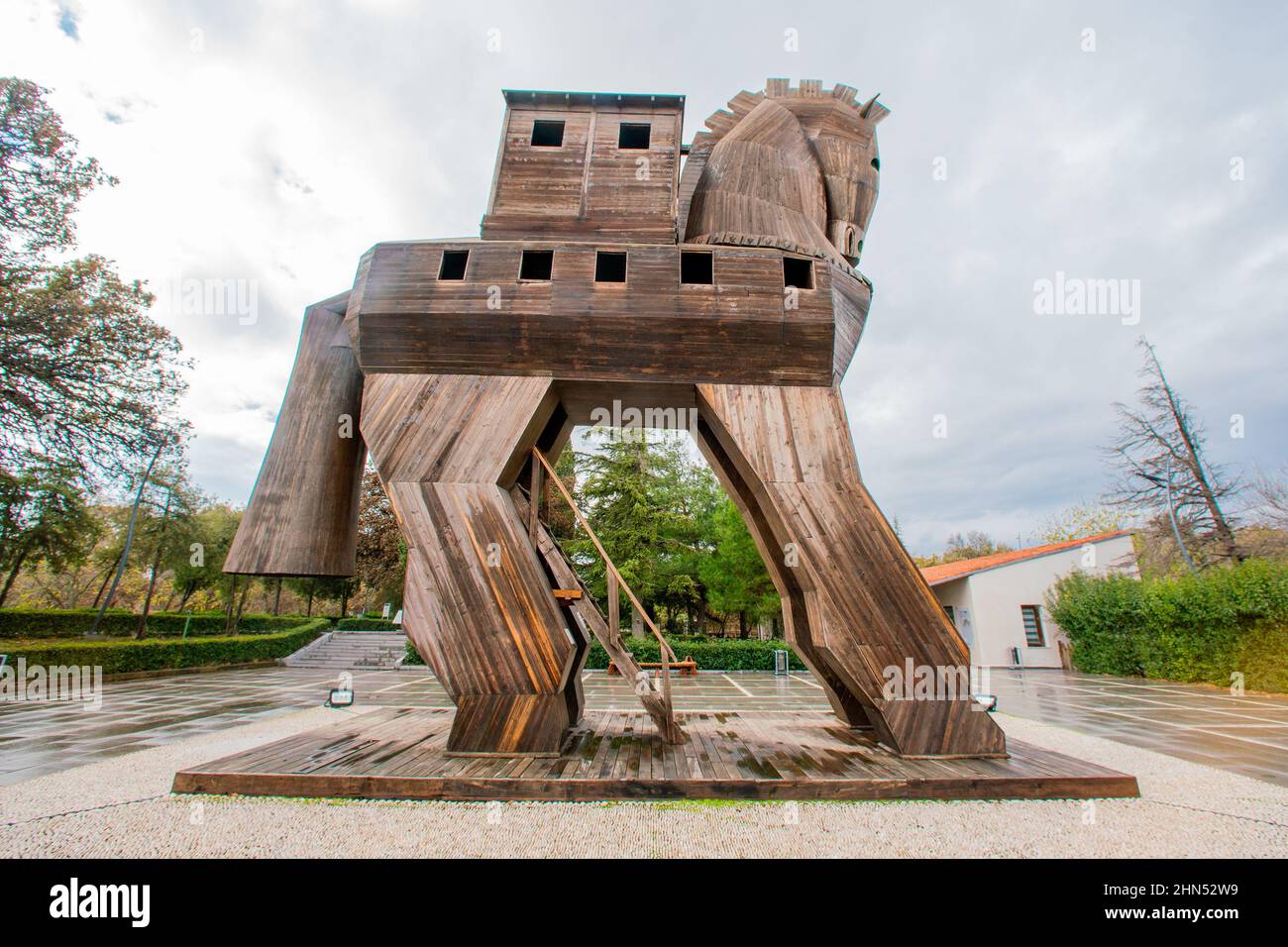 Un énorme cheval en bois. Statue de cheval de Troie. Attraction touristique. Europe Banque D'Images