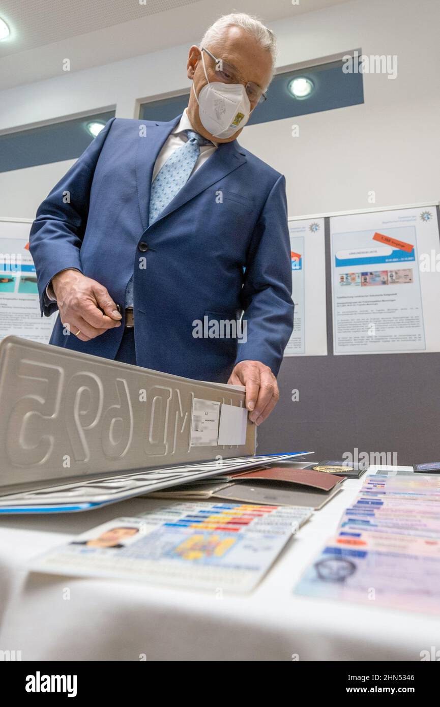 Passau, Allemagne. 14th févr. 2022. Joachim Herrmann (CSU), ministre de l'intérieur de Bavière, se dresse à côté de fausses plaques d'immatriculation et cartes d'identité après une conférence de presse sur le bilan annuel 2021 de la police des frontières bavaroise. Credit: Armin Weigel/dpa - ATTENTION: Données sur l'autocollant sur la plaque d'immatriculation pixelated/dpa/Alay Live News Banque D'Images