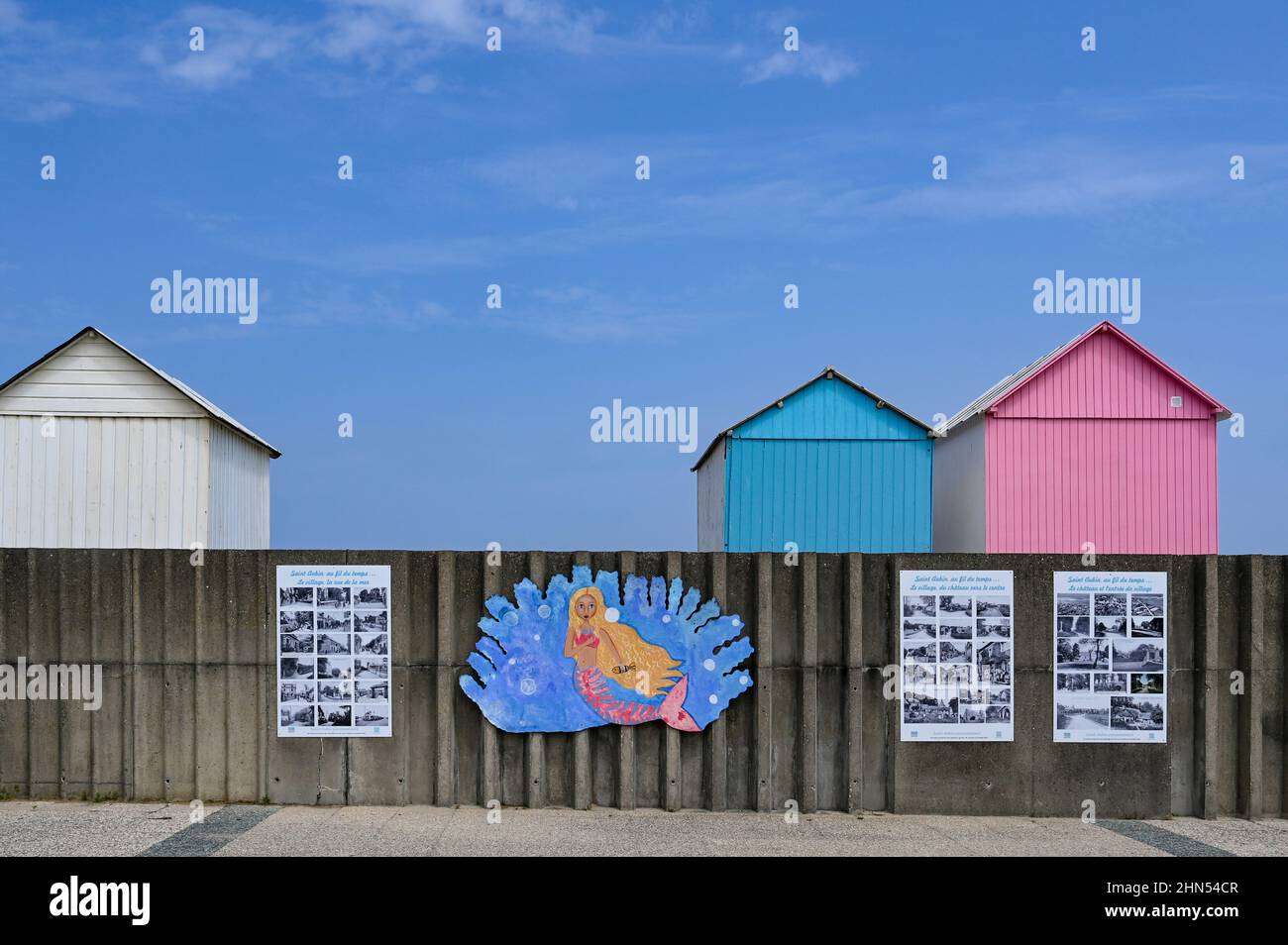 Avec ses charmantes cabanes de plage, la petite station balnéaire de Saint-Aubin-sur-Mer dispose de la seule véritable plage de sable de la Côte d'Albâtre en Normandie, Franc Banque D'Images