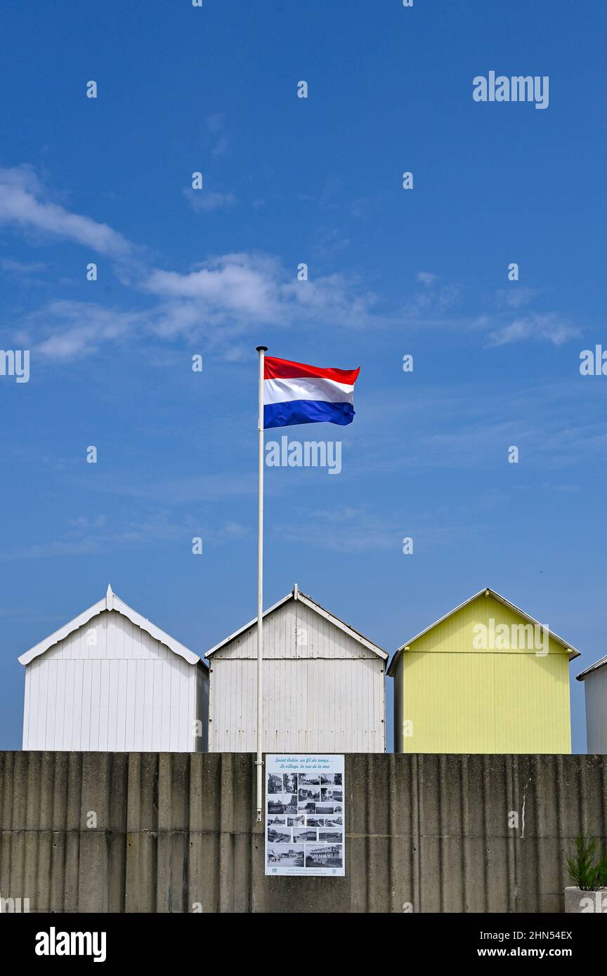 Avec ses charmantes cabanes de plage, la petite station balnéaire de Saint-Aubin-sur-Mer dispose de la seule véritable plage de sable de la Côte d'Albâtre en Normandie, Franc Banque D'Images