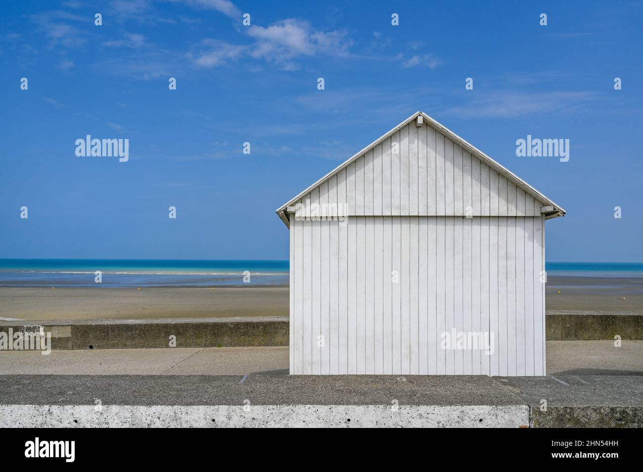 Avec ses charmantes cabanes de plage, la petite station balnéaire de Saint-Aubin-sur-Mer dispose de la seule véritable plage de sable de la Côte d'Albâtre en Normandie, Franc Banque D'Images