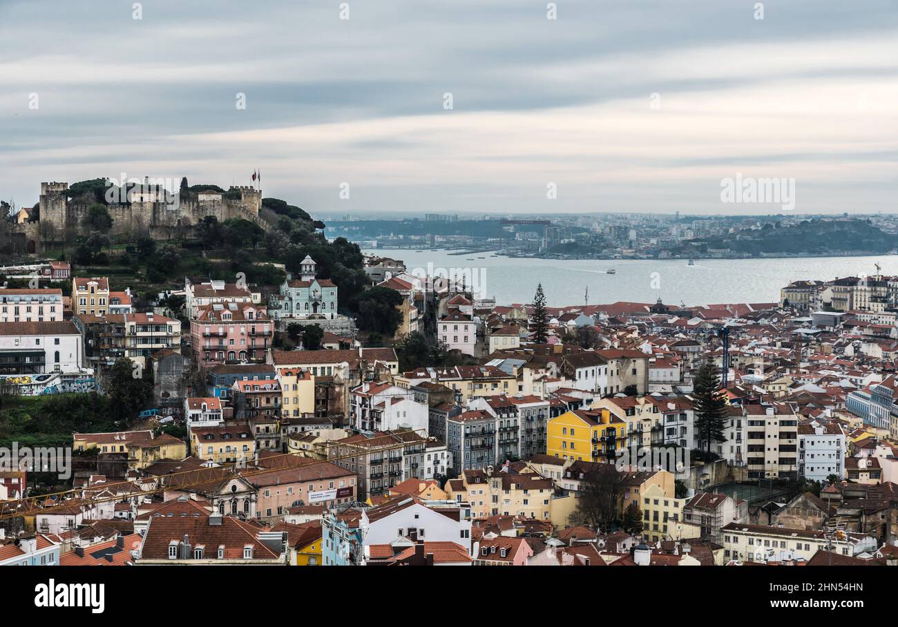 Lisbonne, Portugal - 12 27 2018: Vue panoramique de la ville depuis le Mirador da Graca Banque D'Images