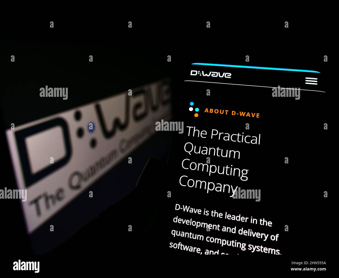 Personne tenant un téléphone cellulaire avec la page Web de la société canadienne de matériel D-Wave Systems Inc. À l'écran avec logo. Concentrez-vous sur le centre de l'écran du téléphone. Banque D'Images