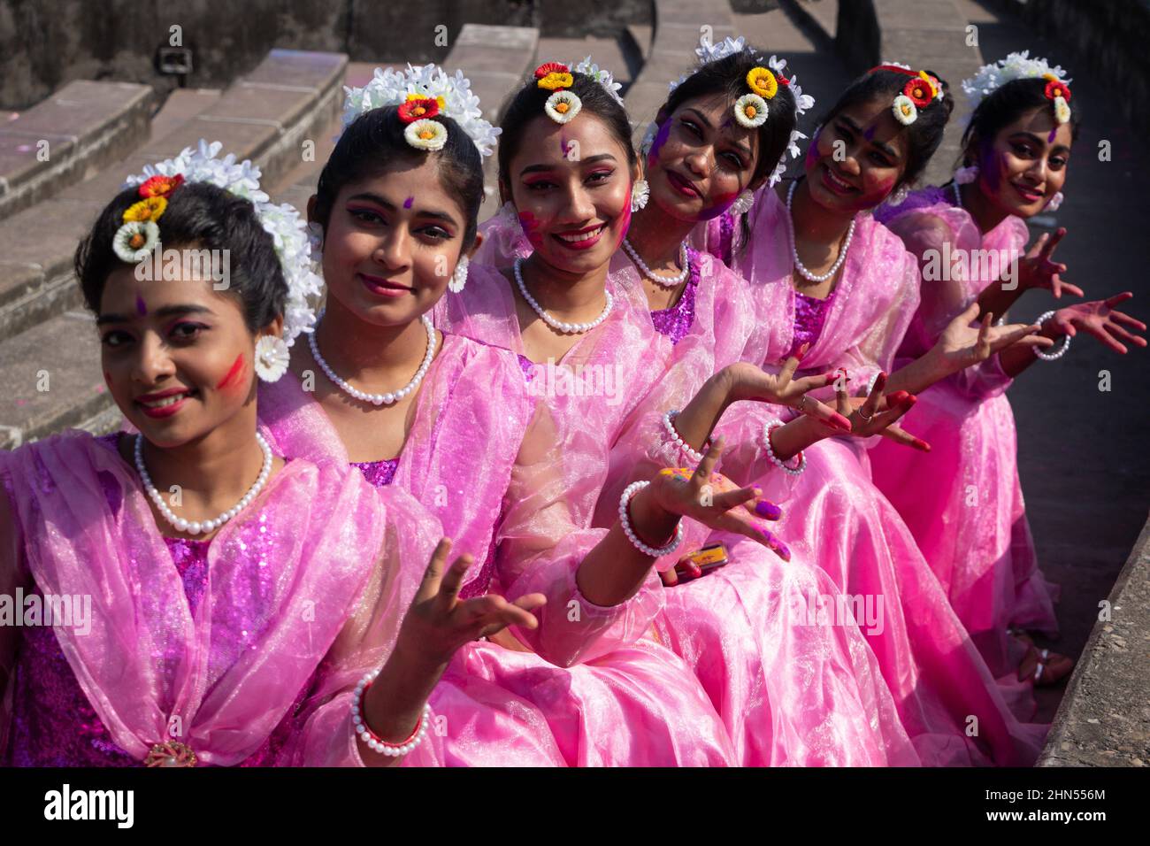 Dhaka, Dhaka, Bangladesh. 14th févr. 2022. Des femmes et des enfants portant des robes traditionnelles avec des ornements floraux se font entendre lors du ''Basanta Utsab'' (Festival de printemps), également appelé ''Pohela Falgun'', le premier jour du printemps du mois bengali ''Falgun'', à Dhaka, au Bangladesh. Le rouge et le jaune flamboyants sont les couleurs représentatives de ''Pohela Falgun''. Crédit : ZUMA Press, Inc./Alay Live News Banque D'Images