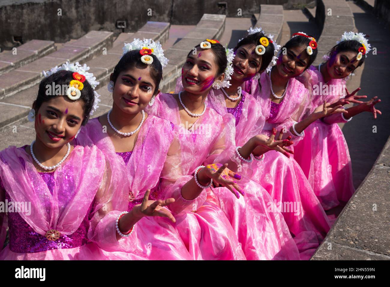 Dhaka, Dhaka, Bangladesh. 14th févr. 2022. Des femmes et des enfants portant des robes traditionnelles avec des ornements floraux se font entendre lors du ''Basanta Utsab'' (Festival de printemps), également appelé ''Pohela Falgun'', le premier jour du printemps du mois bengali ''Falgun'', à Dhaka, au Bangladesh. Le rouge et le jaune flamboyants sont les couleurs représentatives de ''Pohela Falgun''. Crédit : ZUMA Press, Inc./Alay Live News Banque D'Images