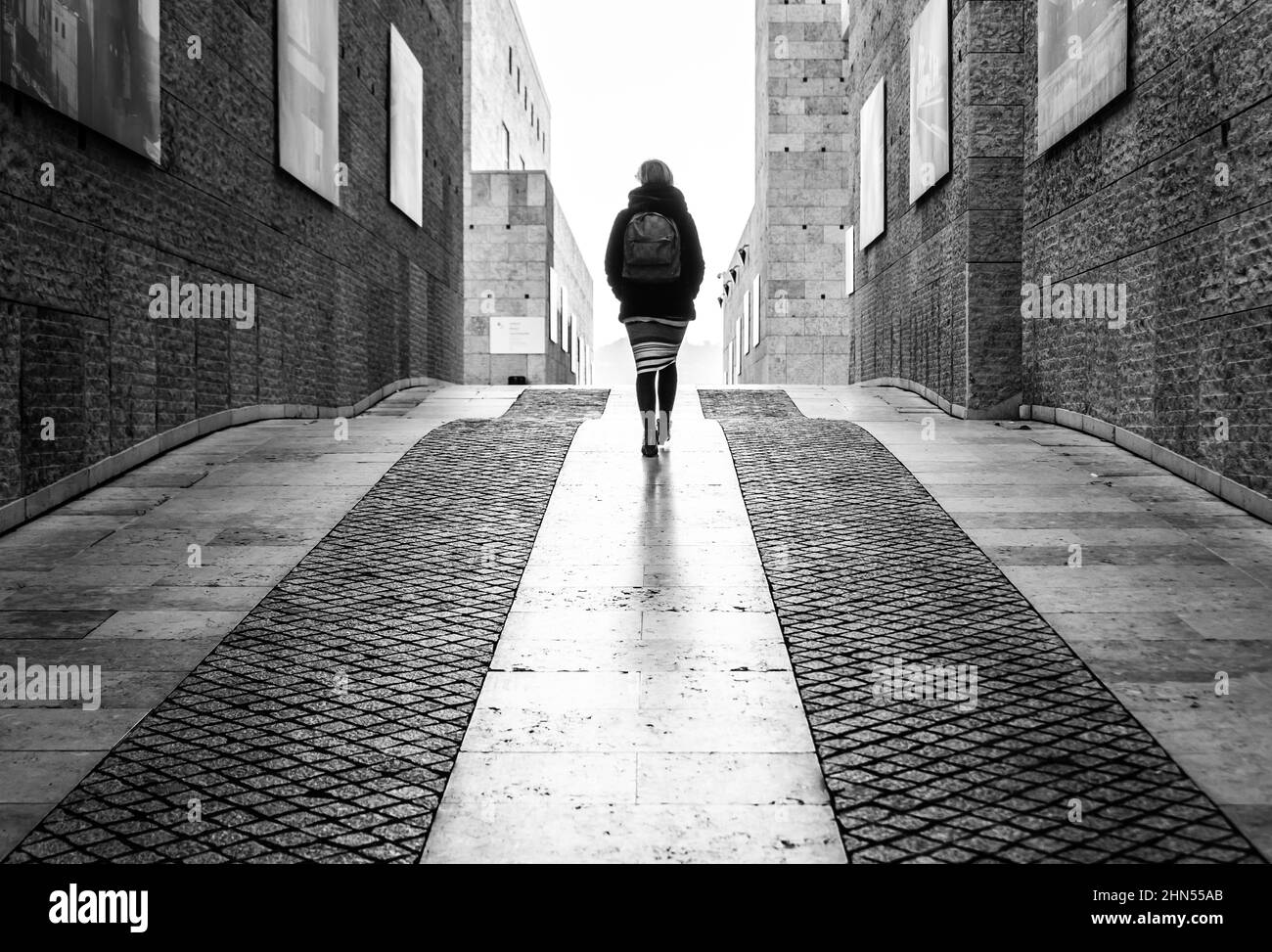 Belém, Lisbonne/Portugal - 12 28 2018 : Jeune femme blanche avec petit sac à dos randonnée pédestre à travers le musée d'art contemporain Banque D'Images