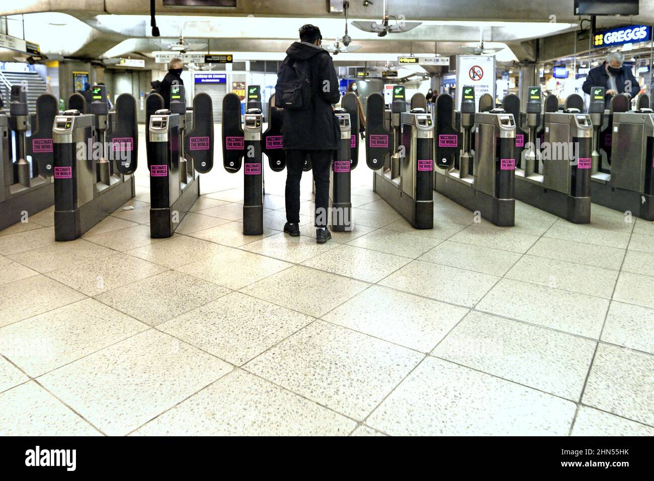 Londres, Angleterre, Royaume-Uni. Métro de Londres : homme passant par des barrières automatiques de billetterie à la station de métro Westminster Banque D'Images